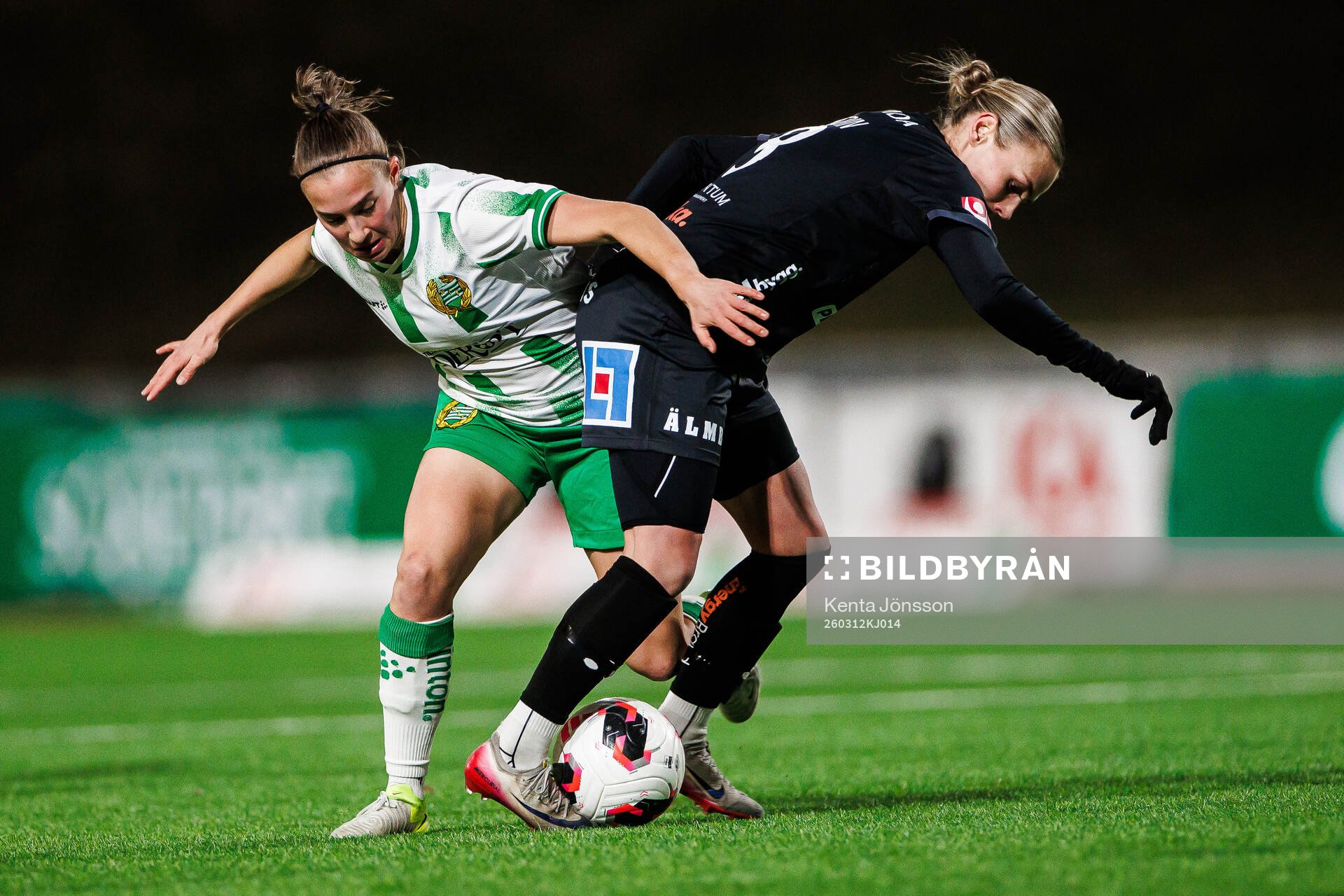 Hammarbys Vilma Emilia Koivisto och Växjö DFFs Maja Bodin