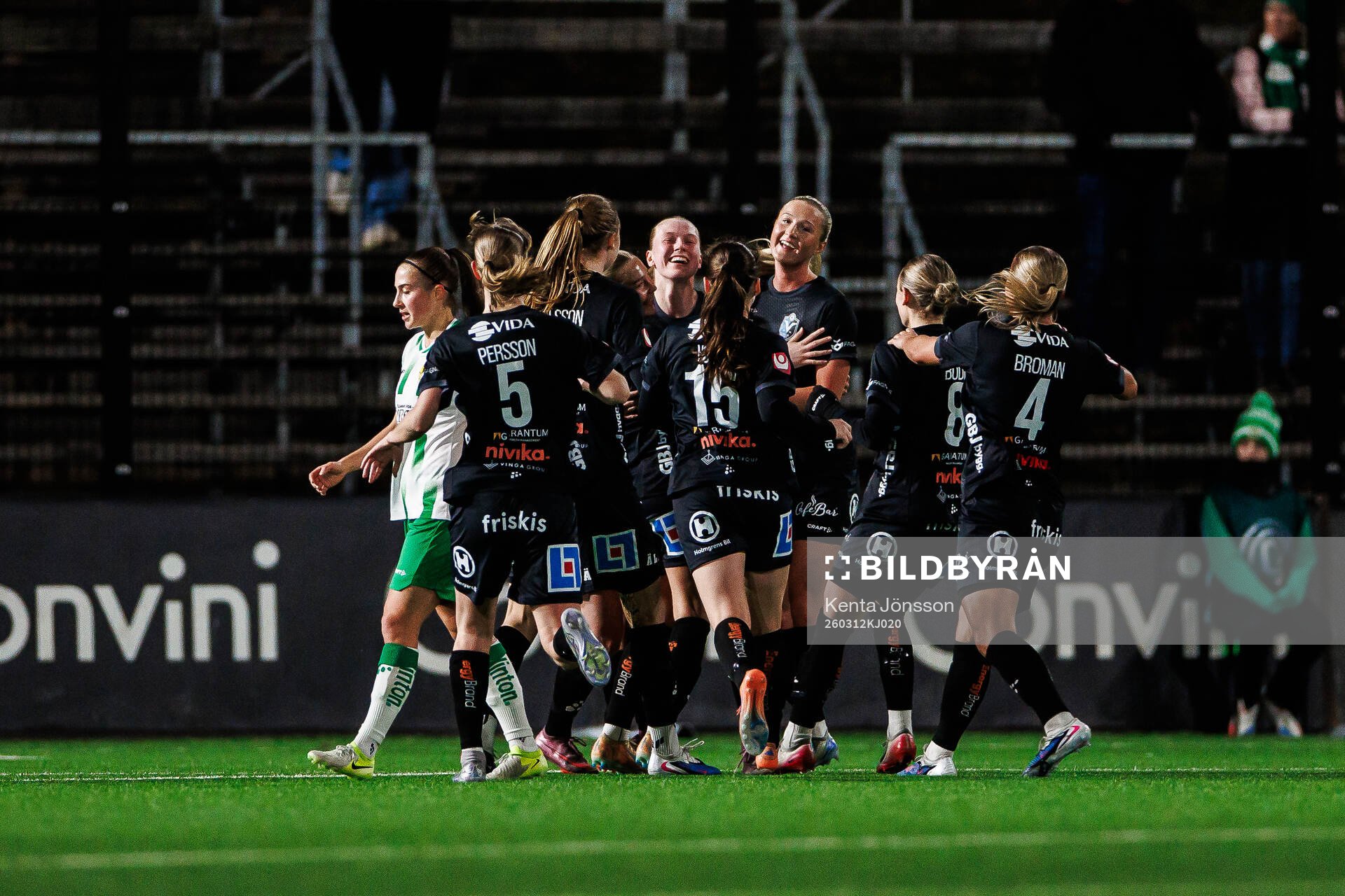 Växjö DFFs Saga Swedman jublar