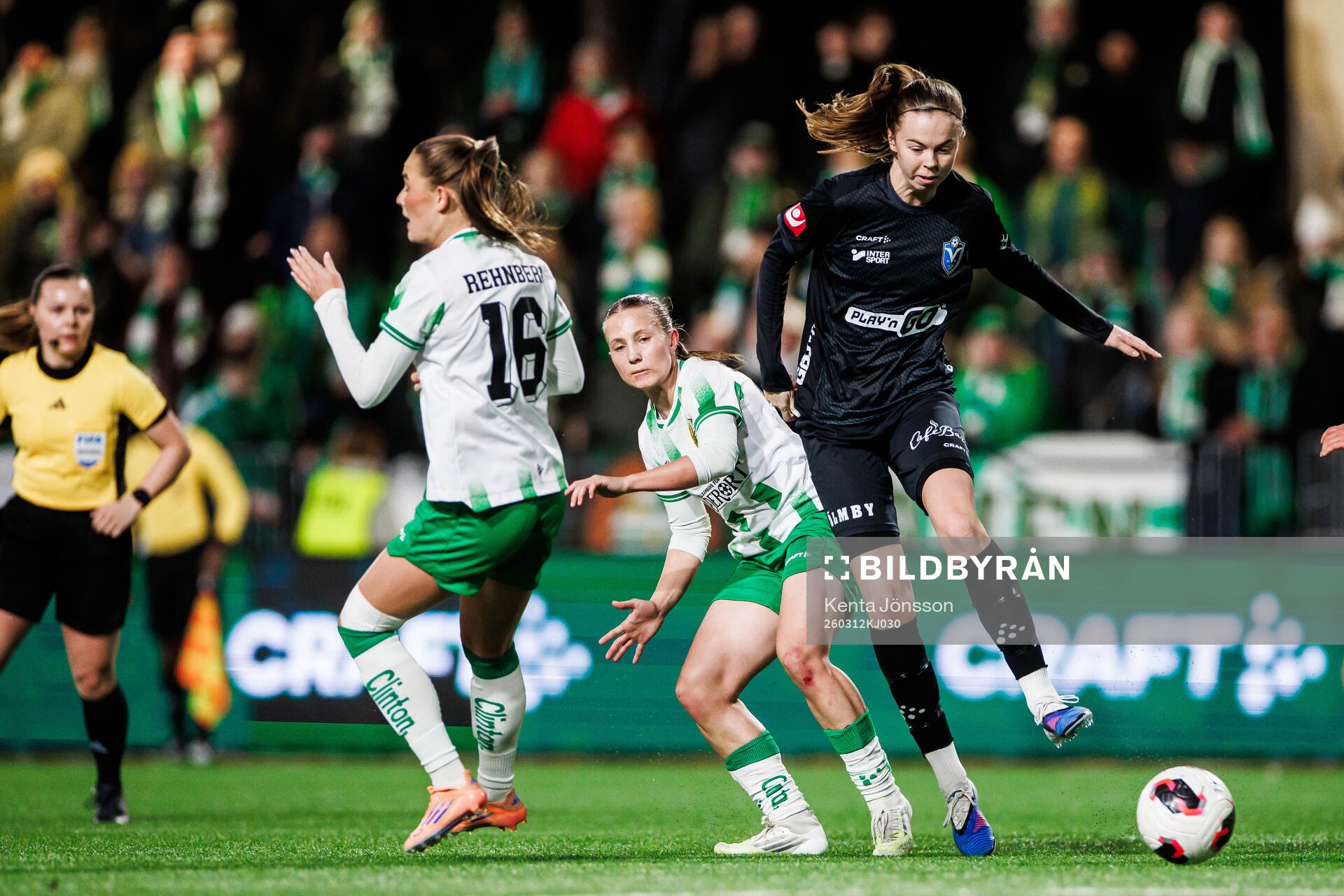 Växjö DFFs Elin Nilsson och Hammarbys Fanny Peterson och