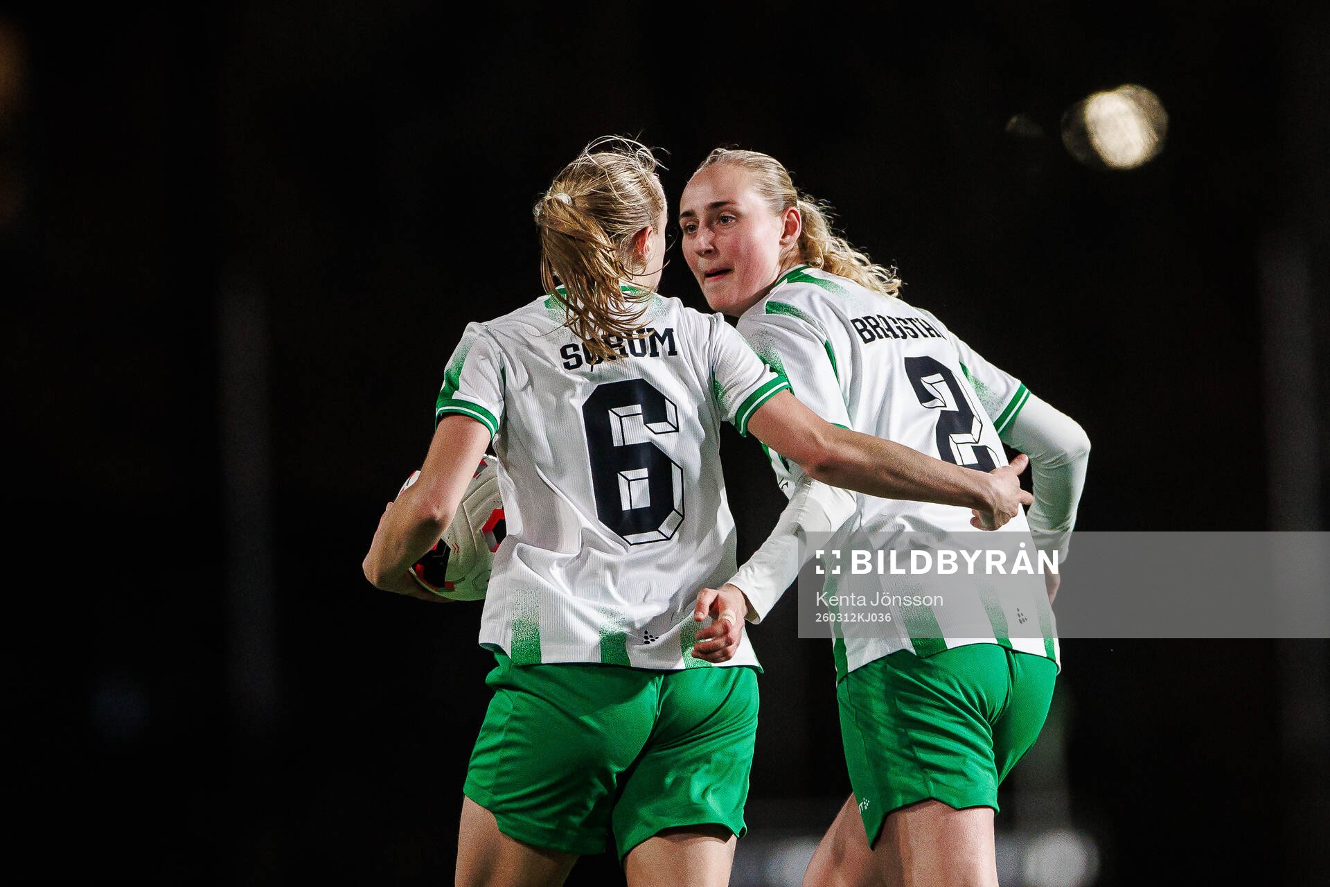 Hammarbys Elin Sørum och Emilie Bragstad jublar