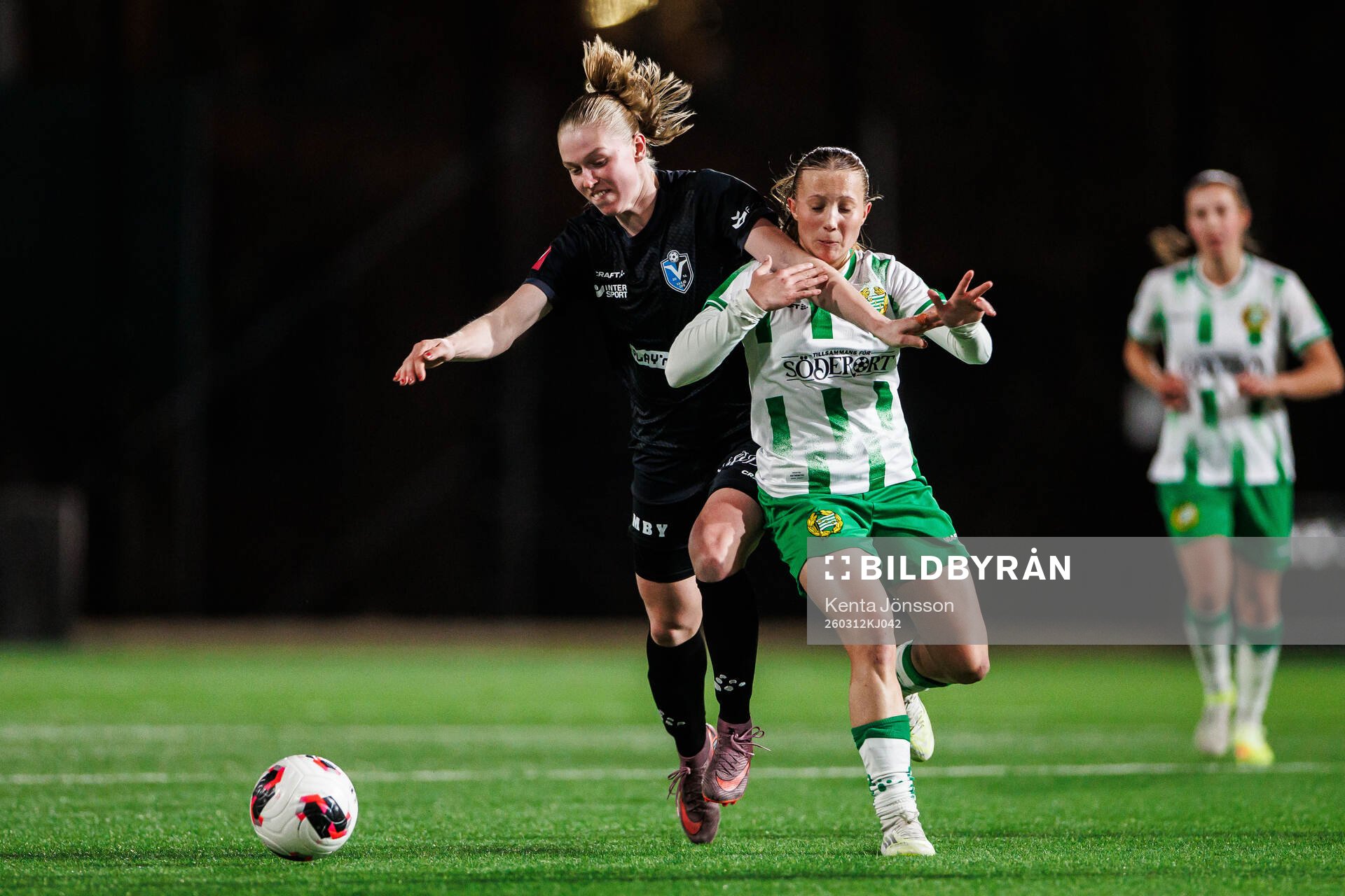 Växjö DFFs Saga Swedman och Hammarbys Fanny Peterson