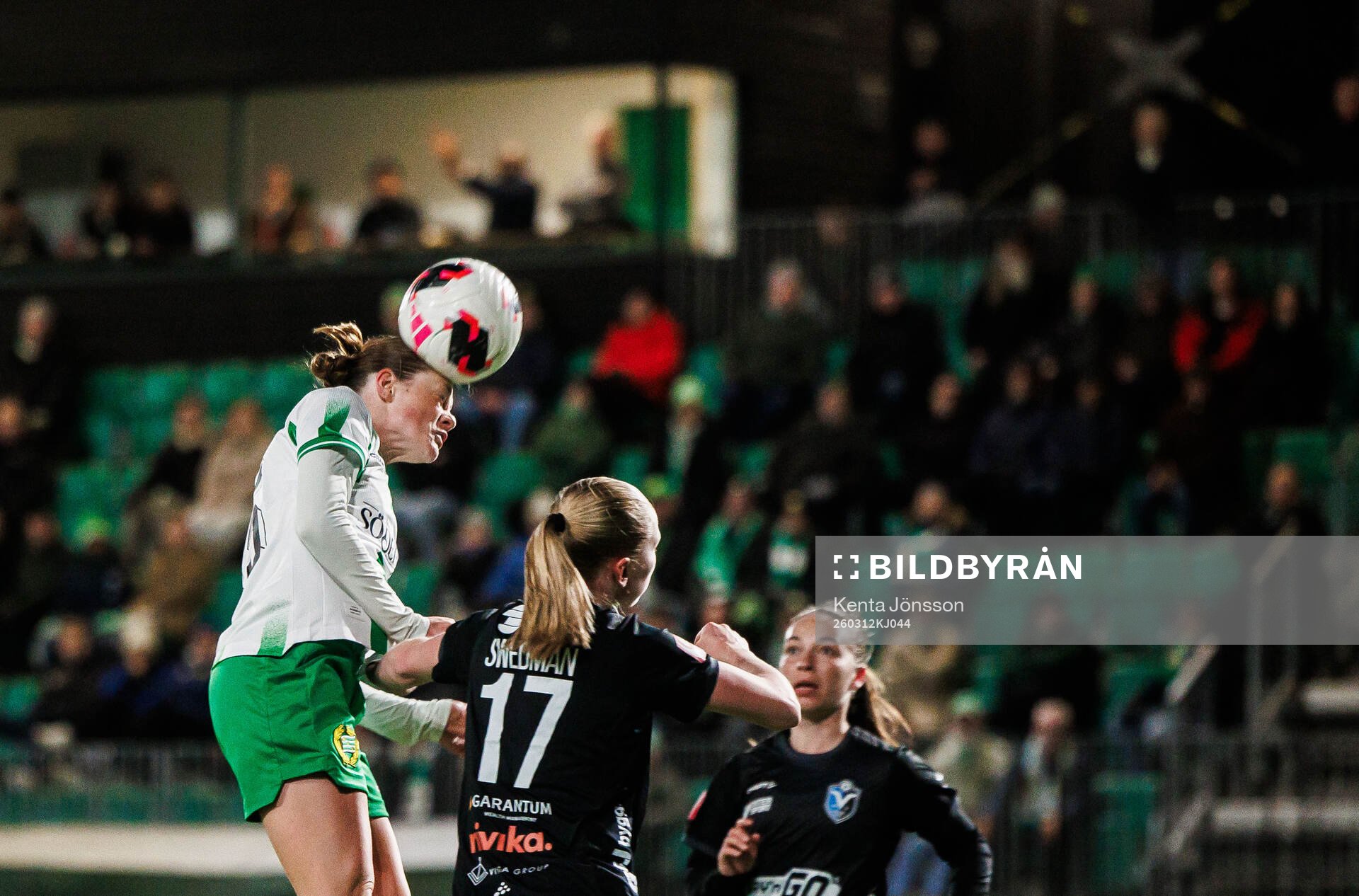 Hammarbys Sofia Reidy och Växjö DFFs Saga Swedman