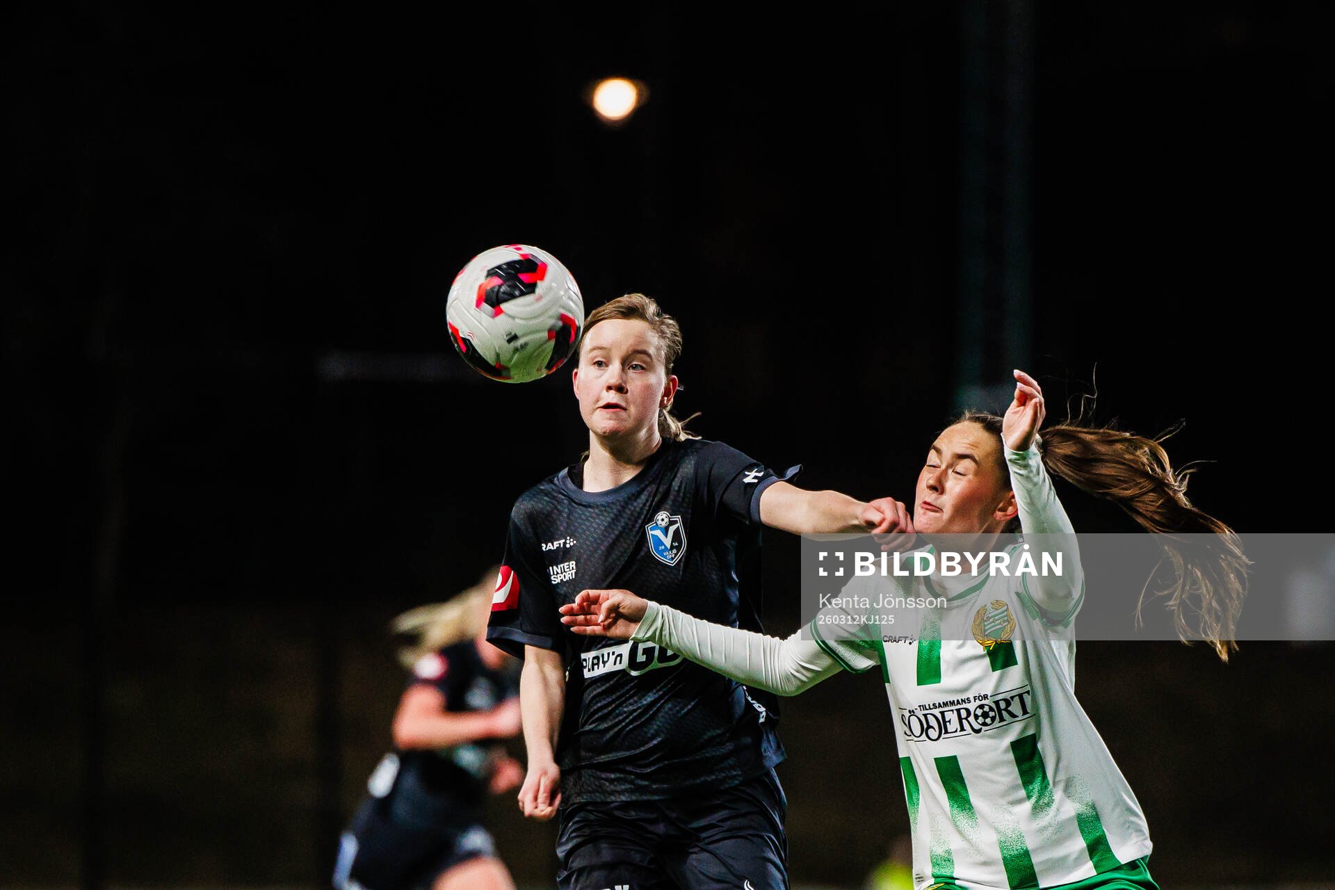 Växjö DFFs Lisa Persson och Hammarbys Svea Rehnberg