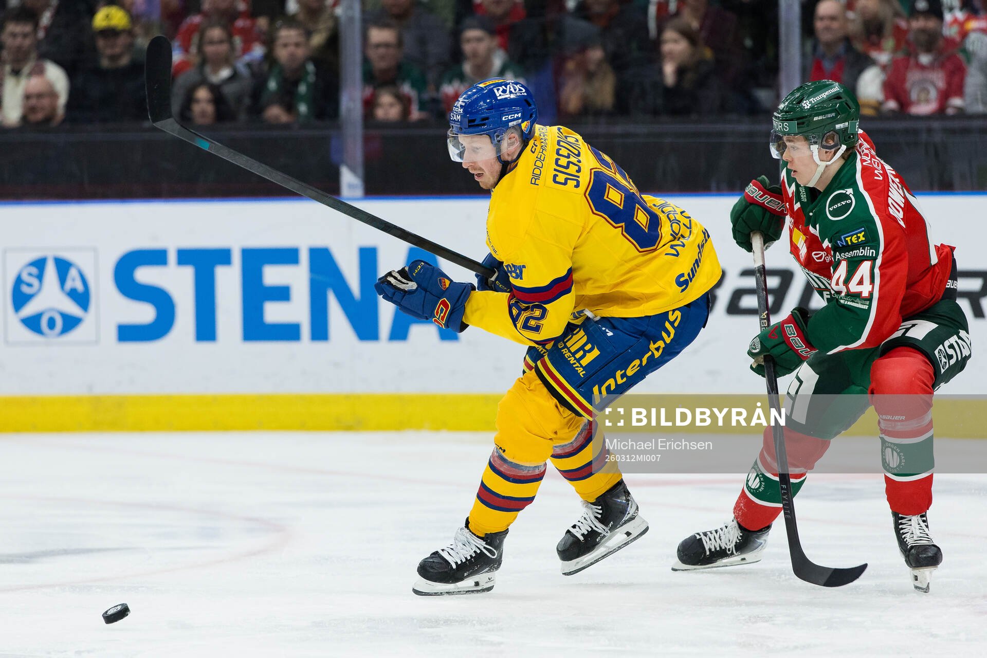 Djurgårdens Colby Sissons och Frölundas Noah Dower Nilsson