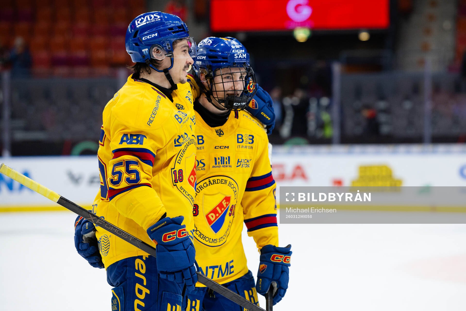Djurgårdens Charles Hudon och Viggo Björck  jublar