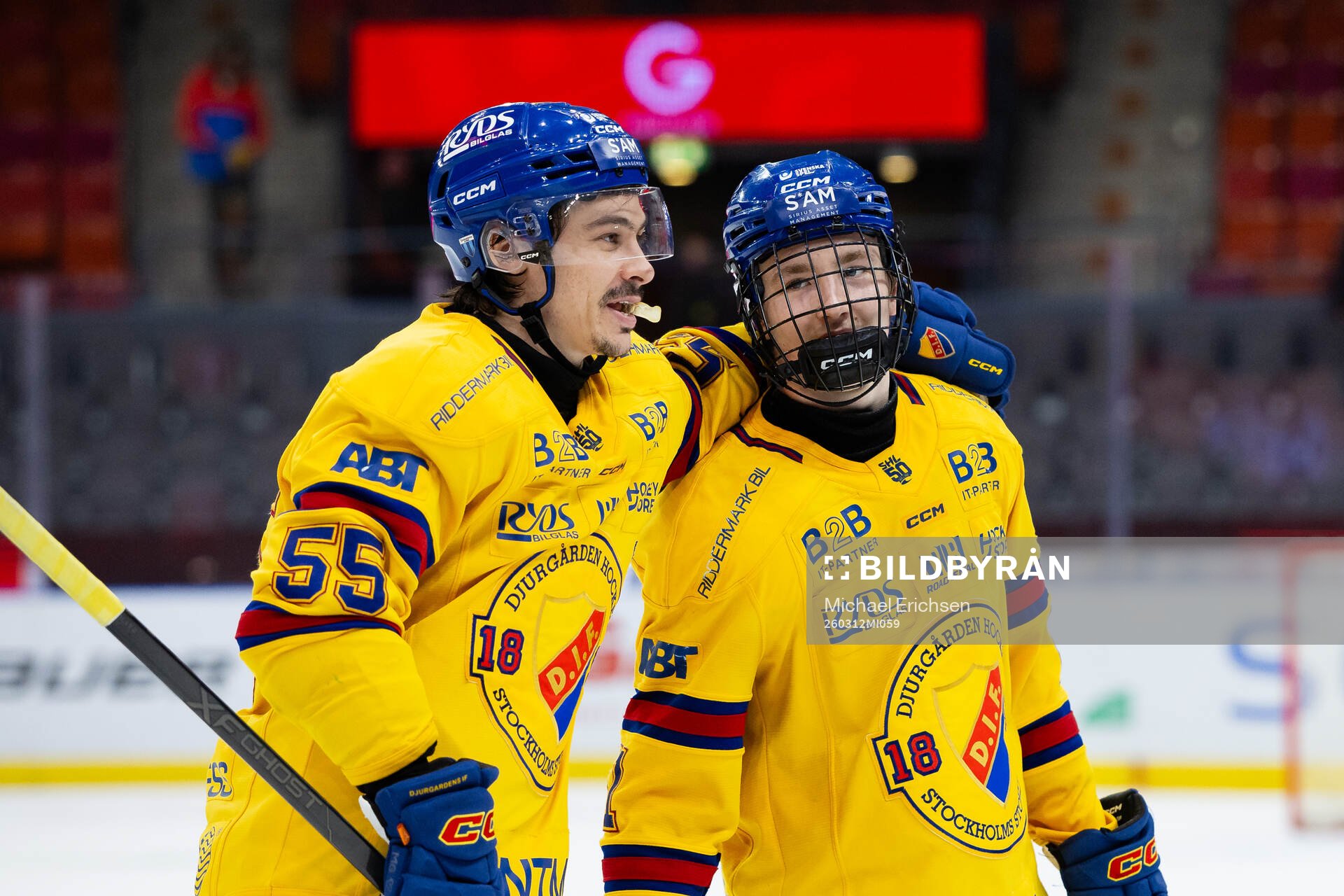 Djurgårdens Charles Hudon och Viggo Björck  jublar