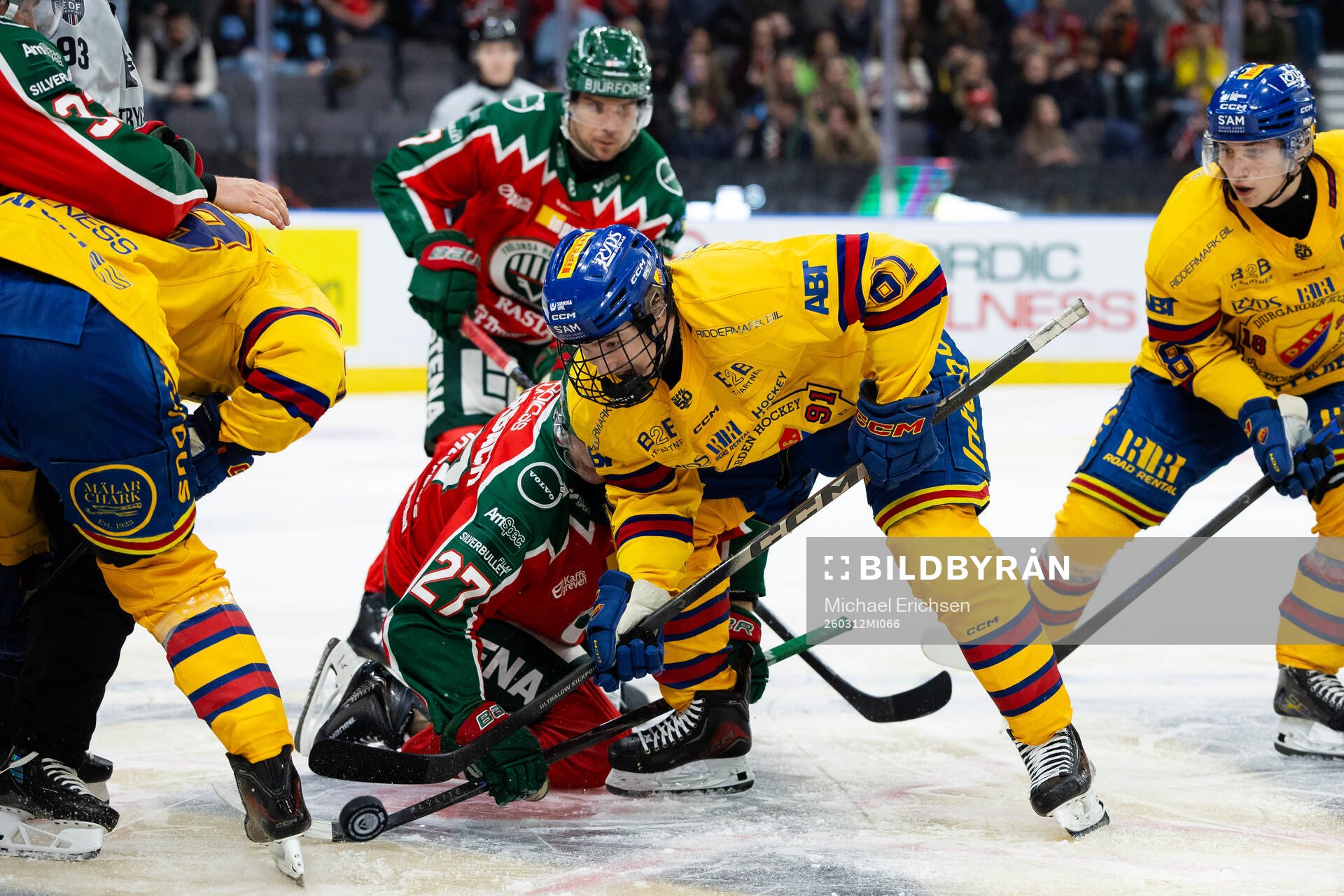 Frölundas Theodor Niederbach tekar mot Djurgårdens Viggo