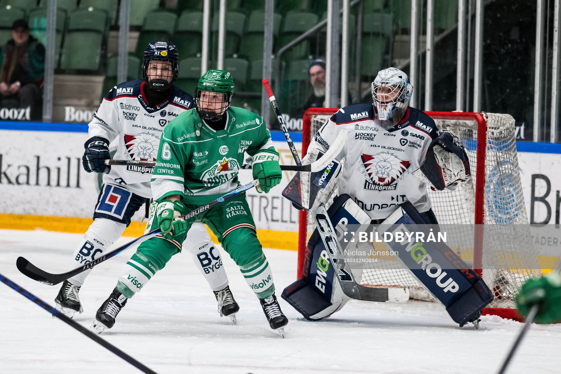Rögles Amelie Elisson och Linköpings målvakt Ebba