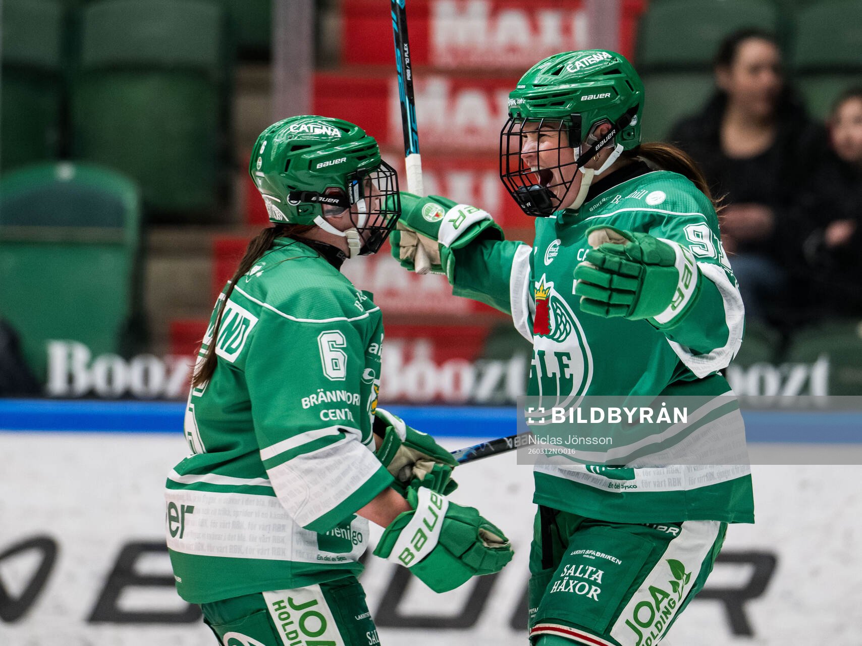 Rögles Amelie Elisson och Sara Boucher jublar