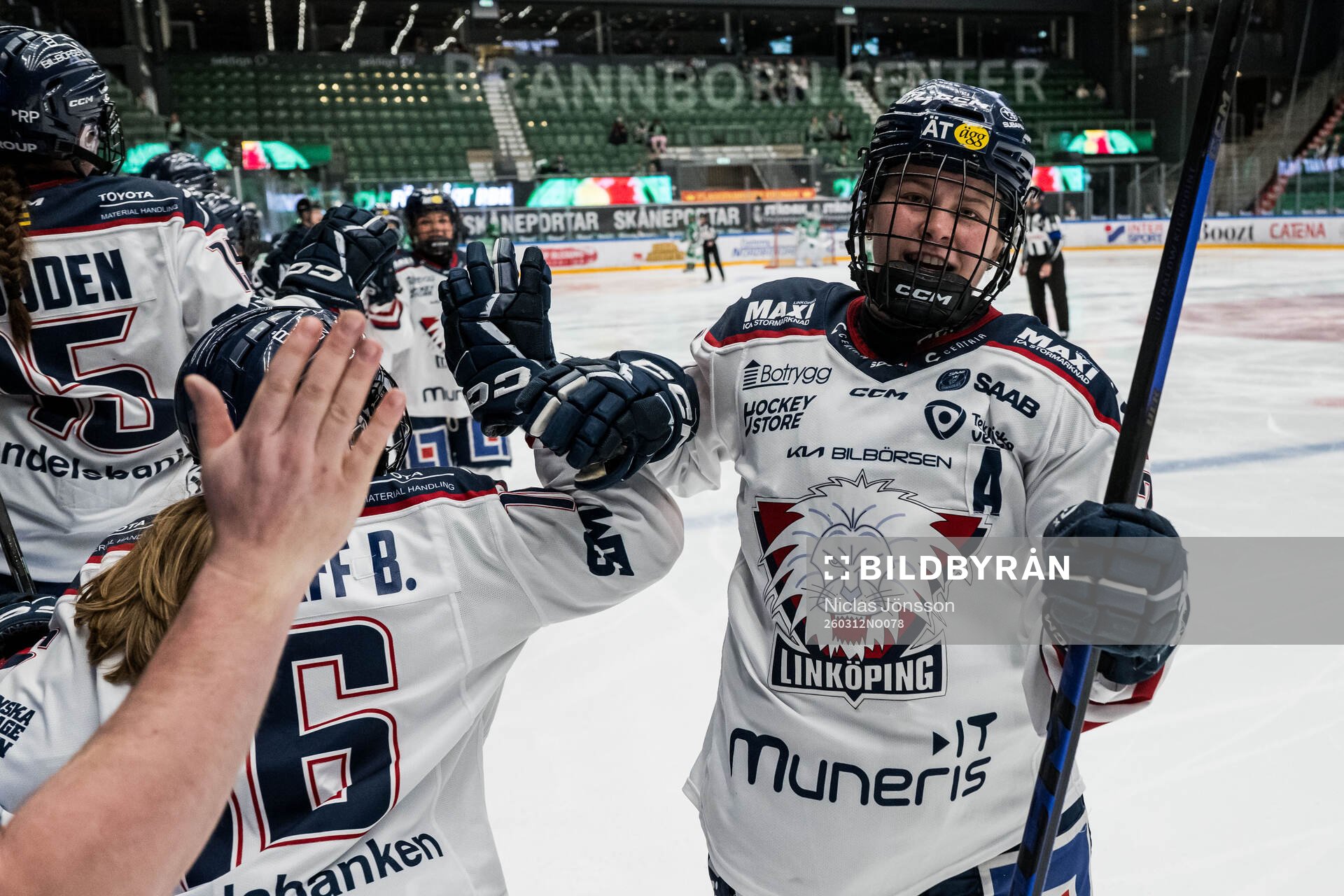 Linköpings Naomi Rogge jublar