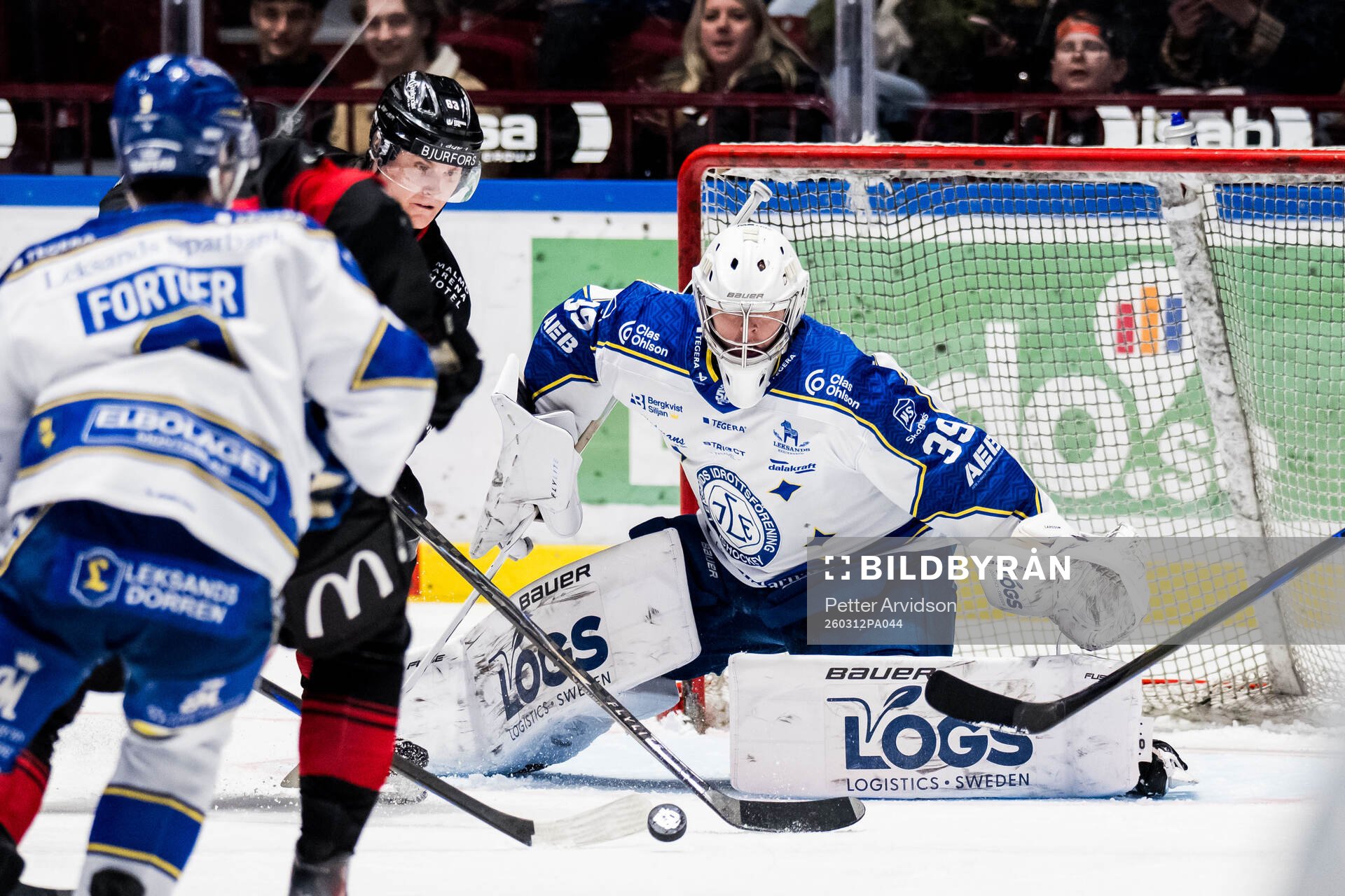 Malmö Redhawks Fredrik Händemark och Leksands målvakt