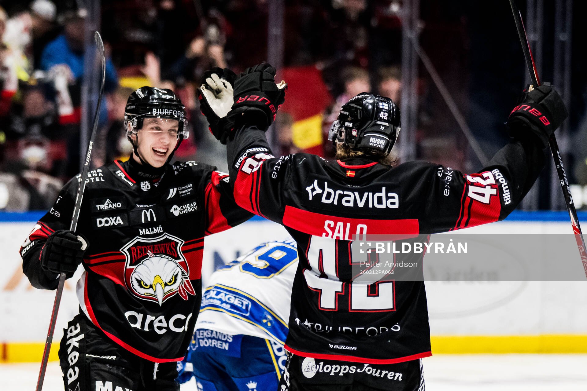 Malmö Redhawks William Von Barnekow och Robin Salo jublar
