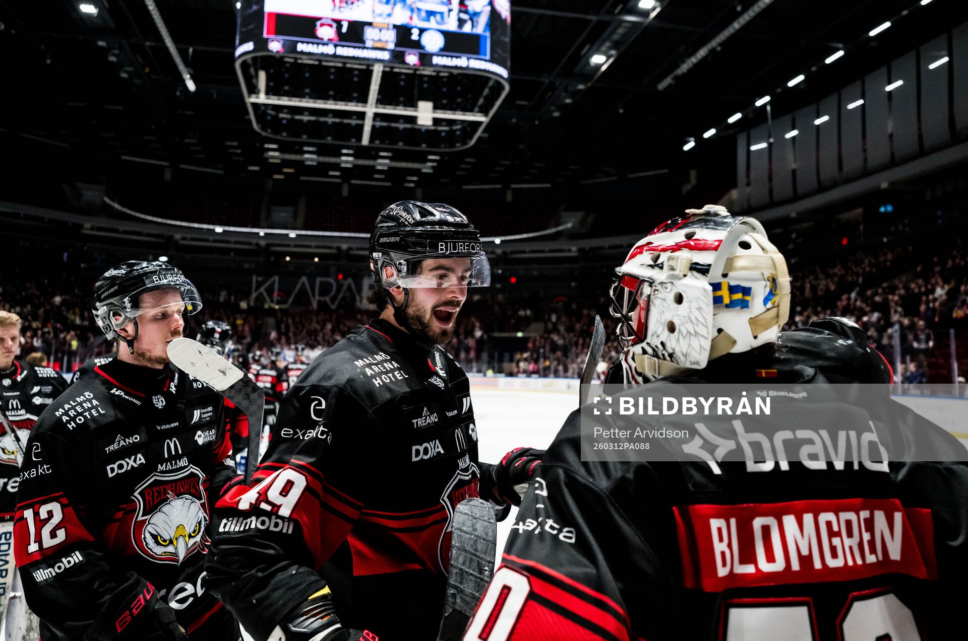 Malmö Redhawks Seth Barton och målvakt Oskar Blomgren