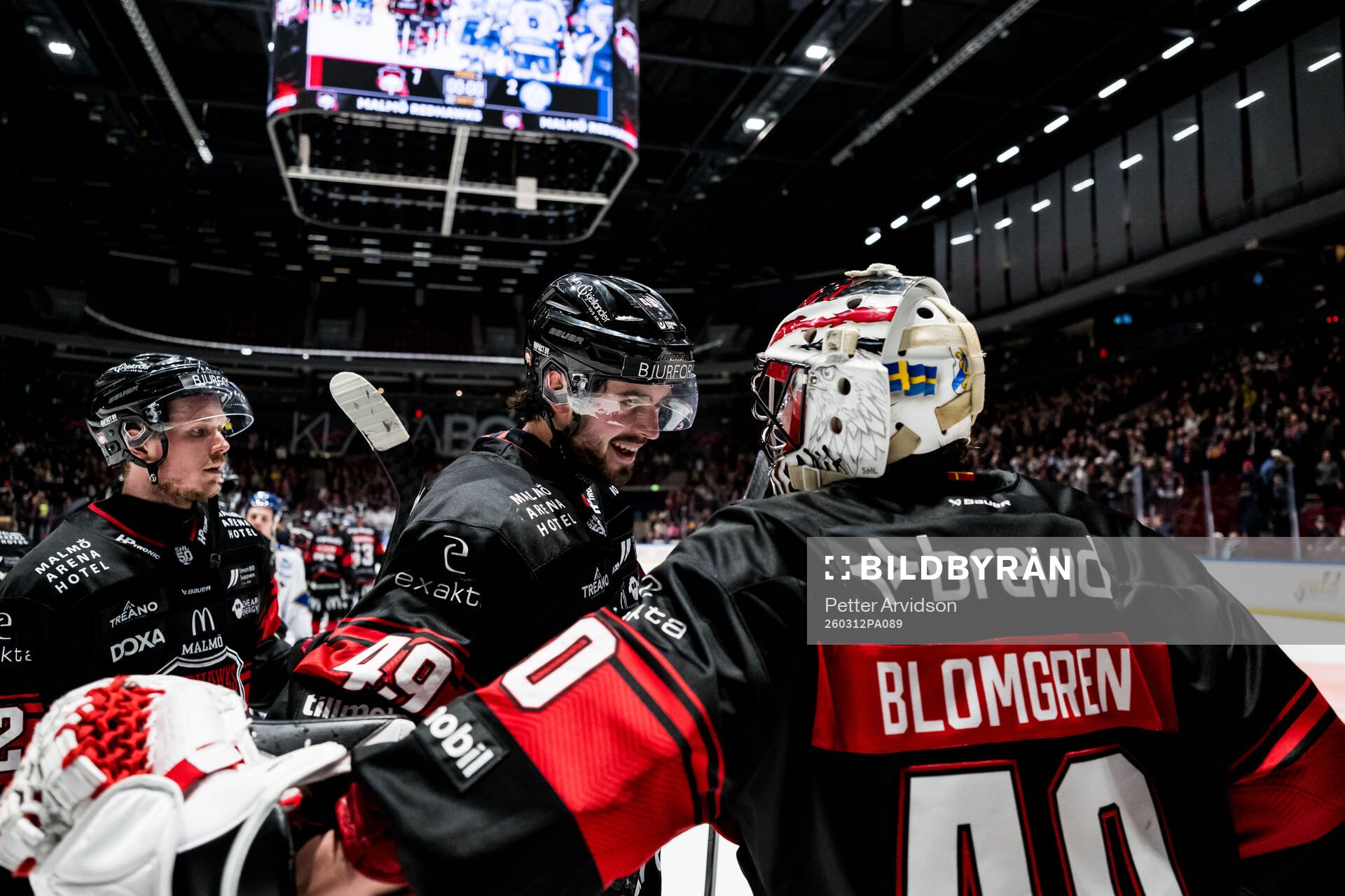 Malmö Redhawks Seth Barton och målvakt Oskar Blomgren