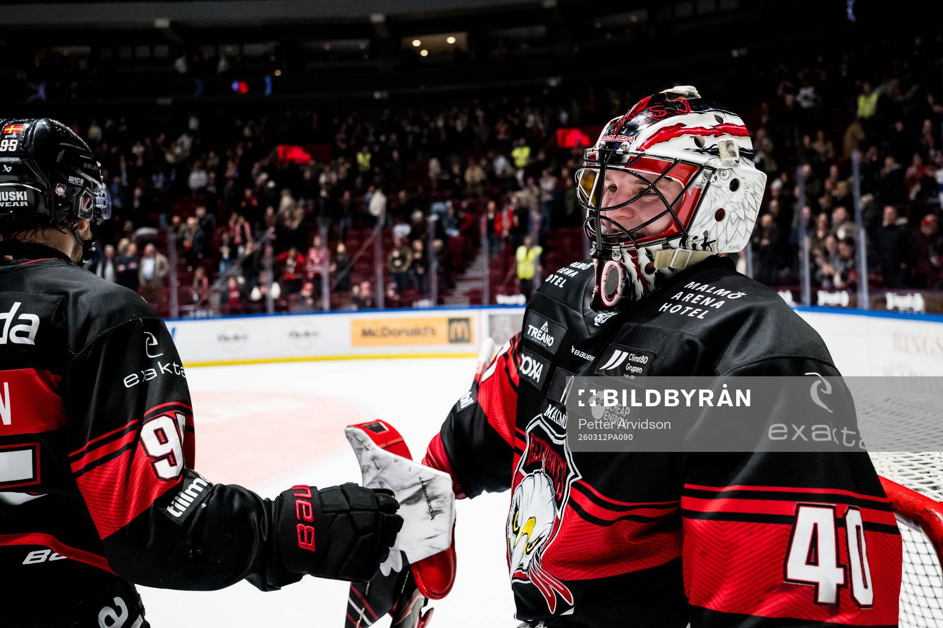 Malmö Redhawks målvakt Oskar Blomgren jublar