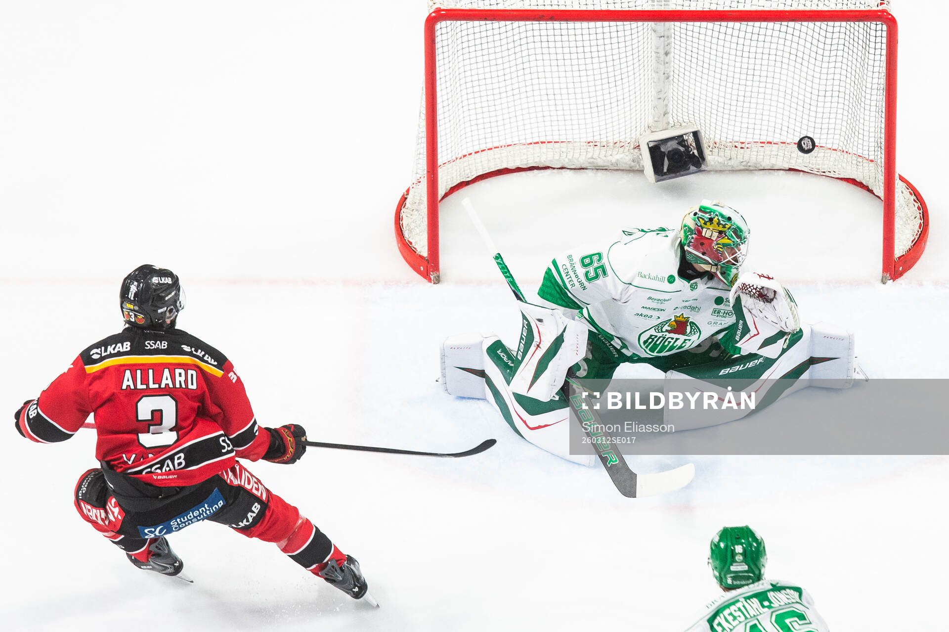 Luleås Frederic Allard gör 2-1 bakom Rögles målvakt