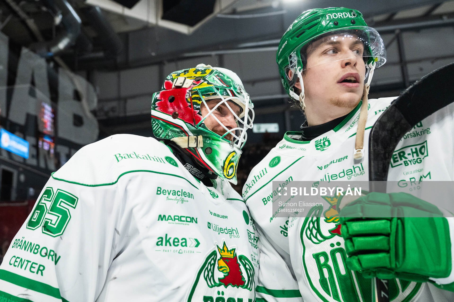 Rögles målvakt Christoffer Rifalk och Simon Zether jublar