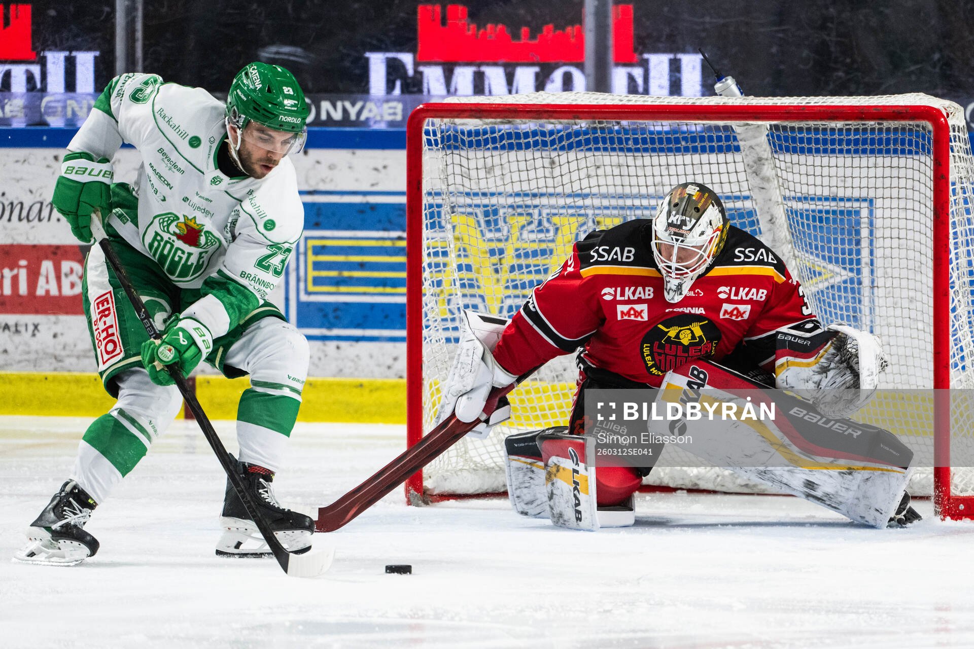 Rögles Josh Dickinson och Luleås målvakt Joel Lassinantti