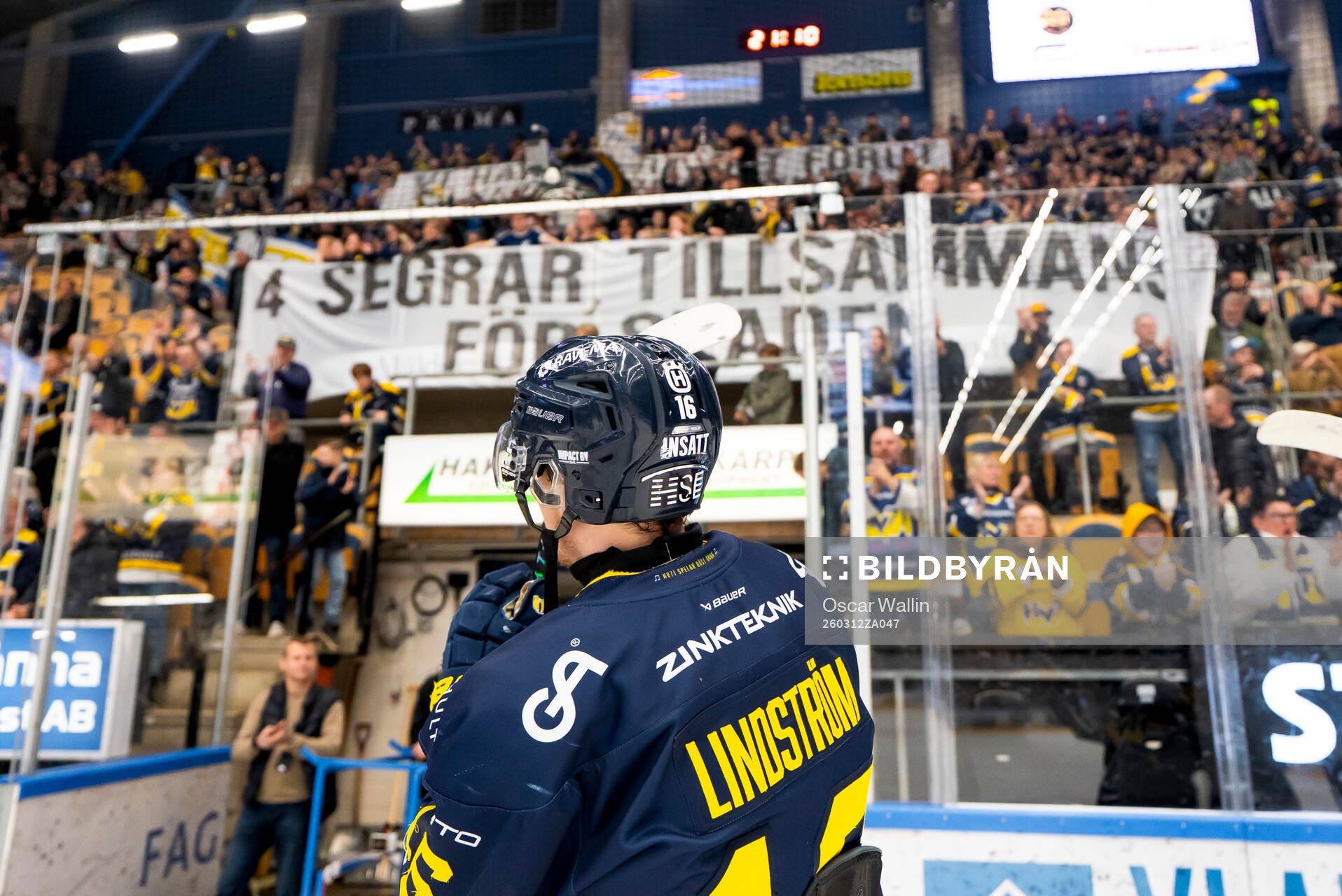 HV71s Linus Lindström jublar