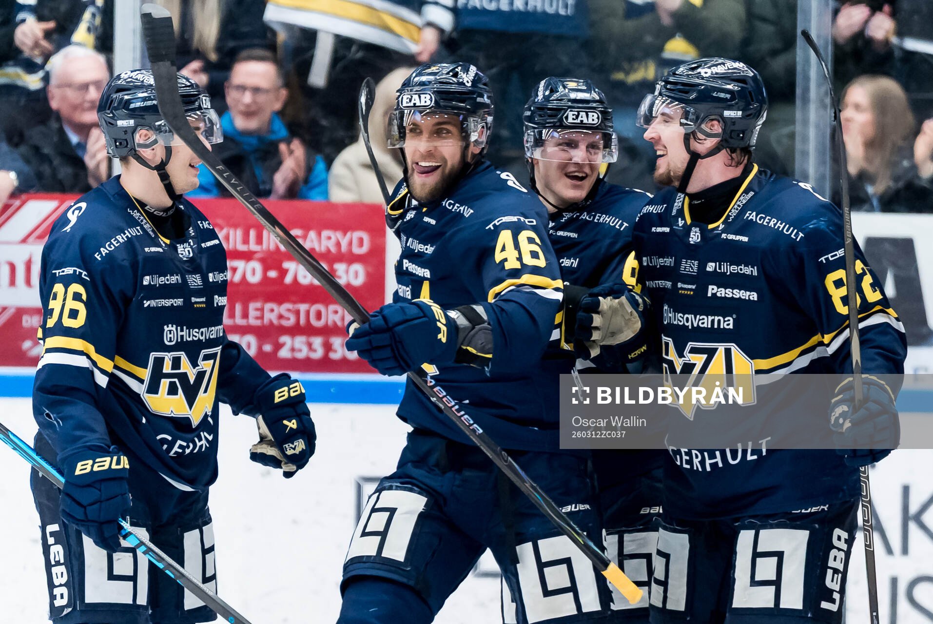 HV71s Joona Luoto och Santeri Hatakka jublar