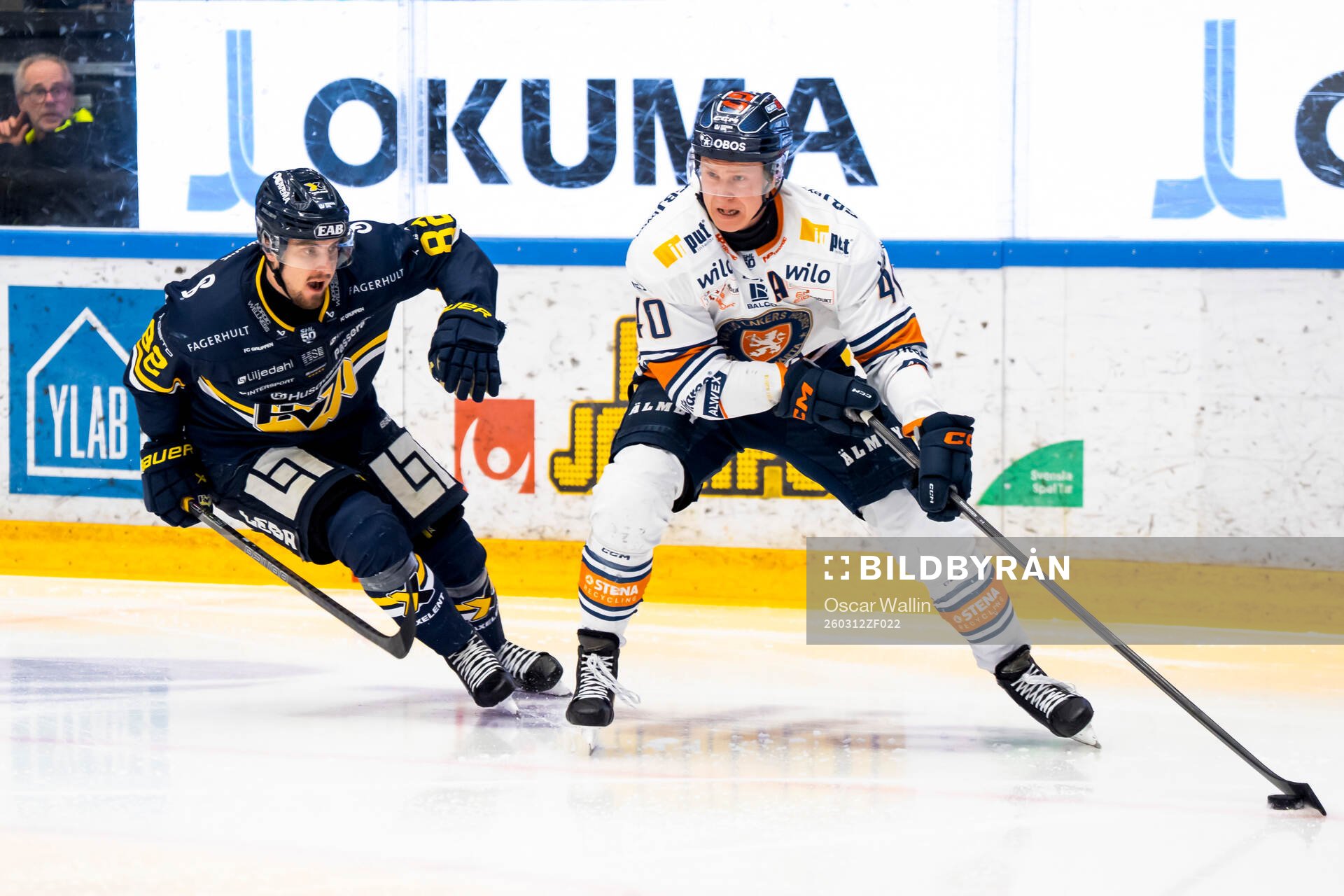 HV71s Santeri Hatakka och Växjös Dennis Rasmussen