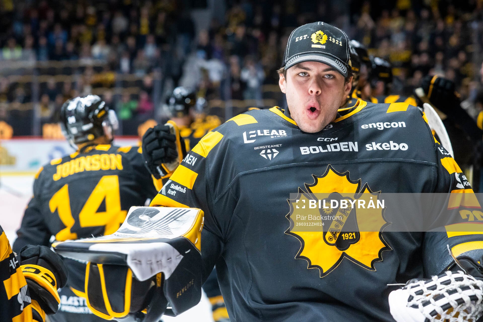 Skellefteås målvakt Strauss Mann  jublar över seriesegern