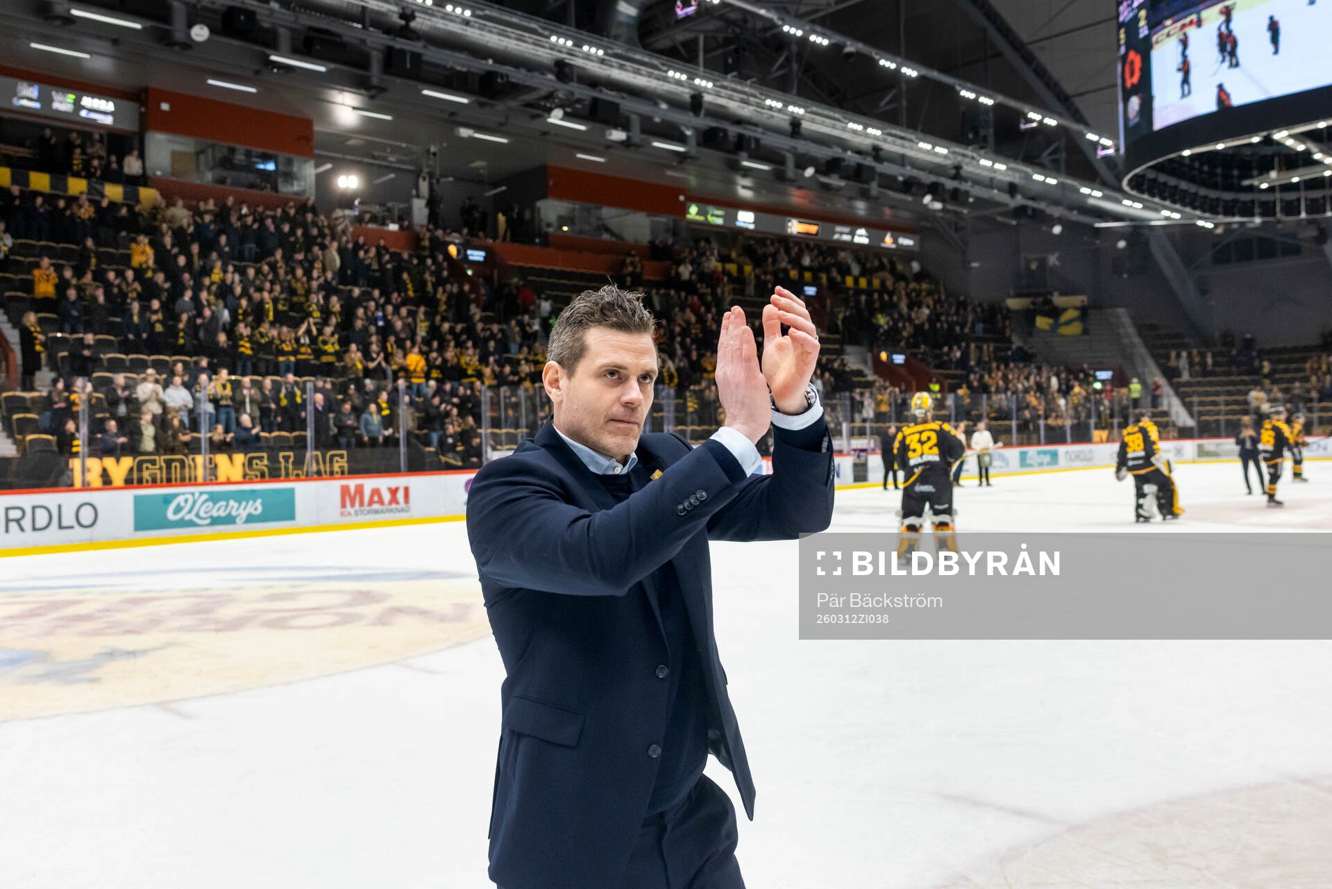 Skellefteås tränare Daniel Hermansson jublar över