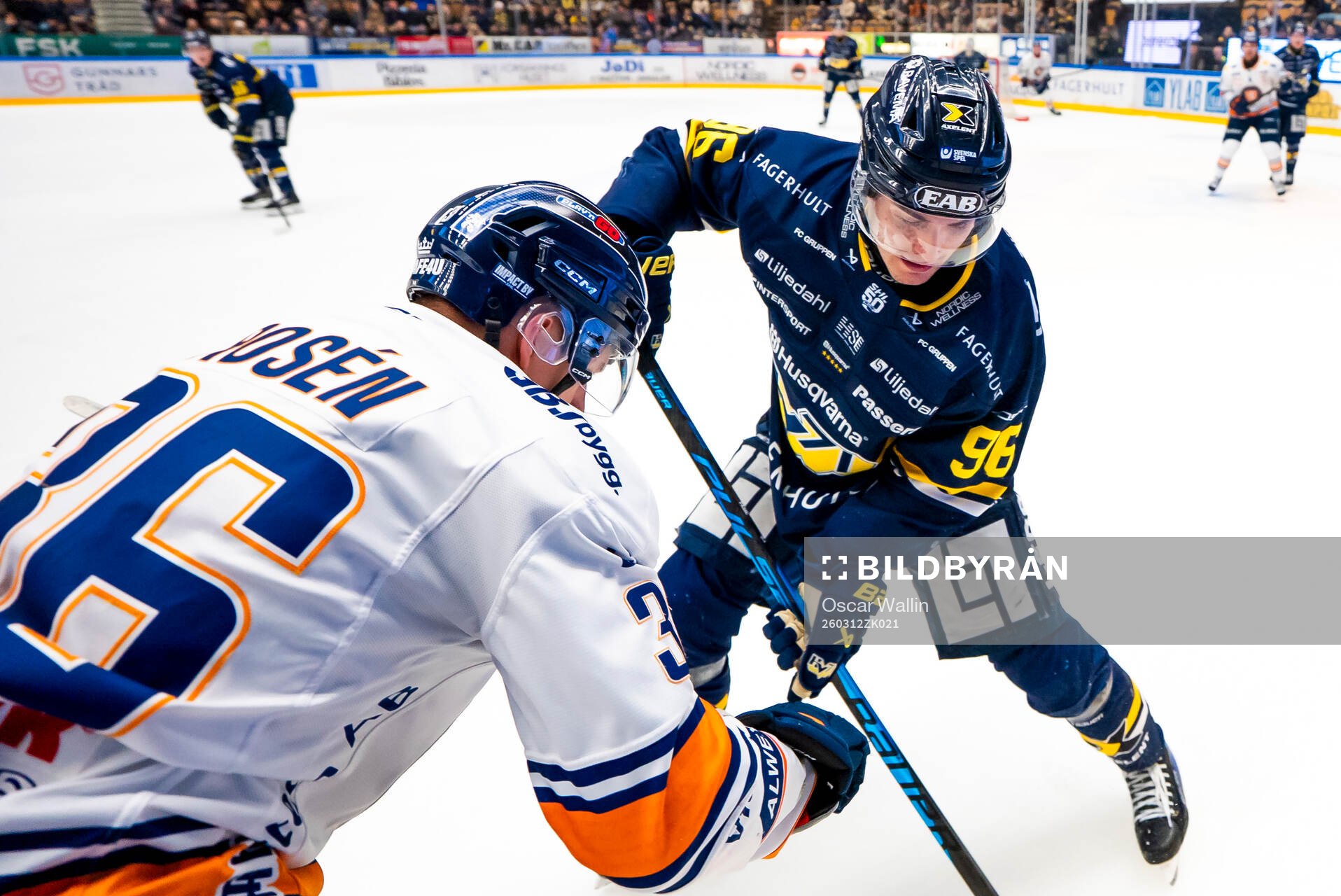 Växjös Elias Rosén och HV71s Nikola Pasic