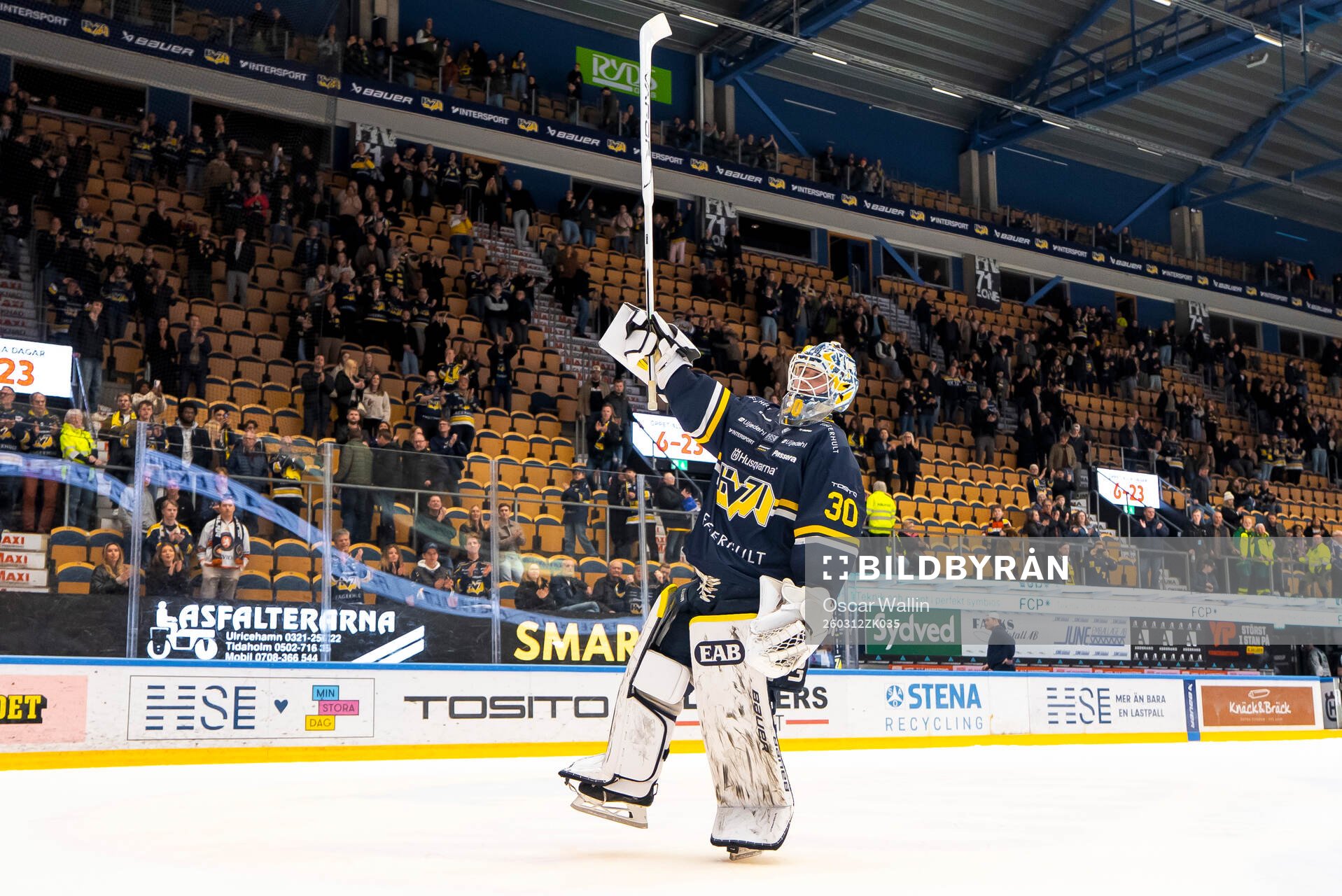 HV71s målvakt Lassi Lehtinen jublar
