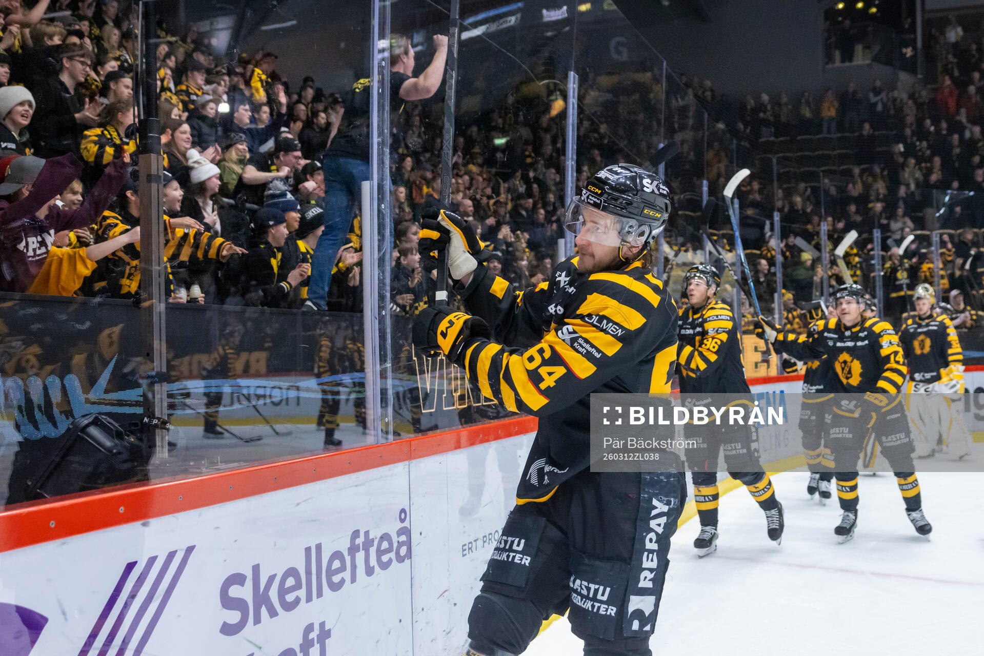 Skellefteås lagkapten Jonathan Pudas  jublar över