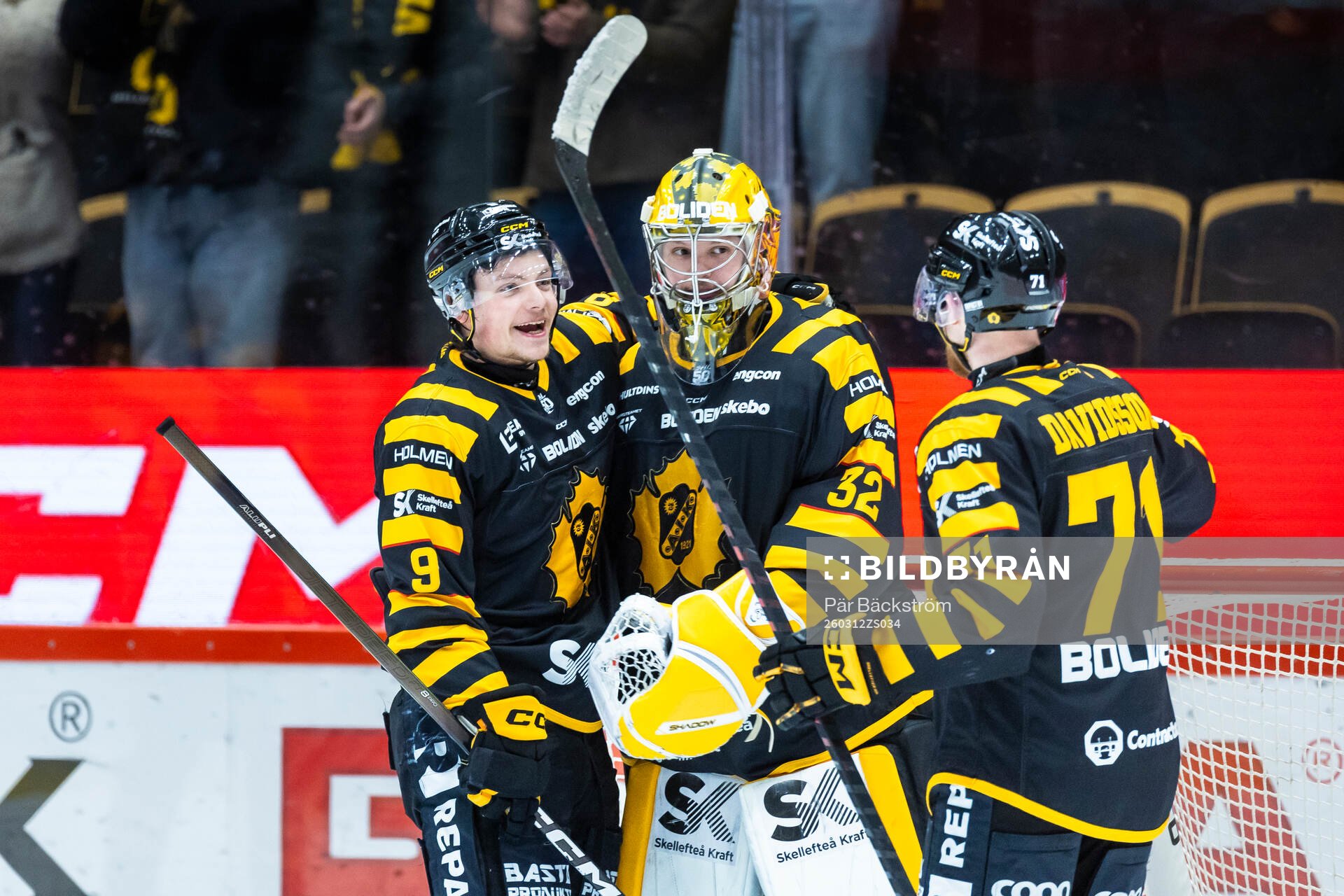 Skellefteås målvakt Linus Söderström jublar med Victor