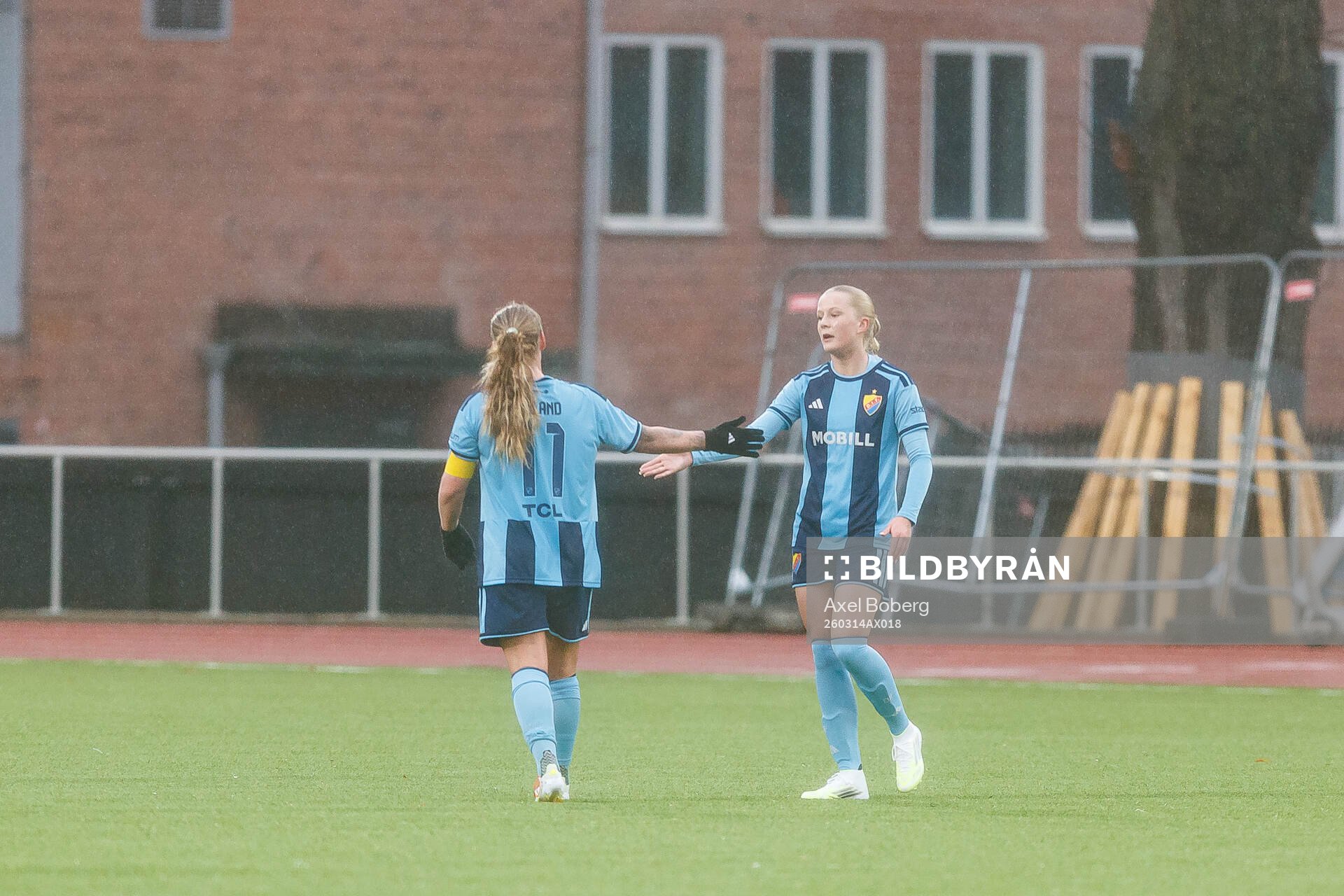 Djurgårdens Therese Åsland och Rebecca Jakobsson jublar