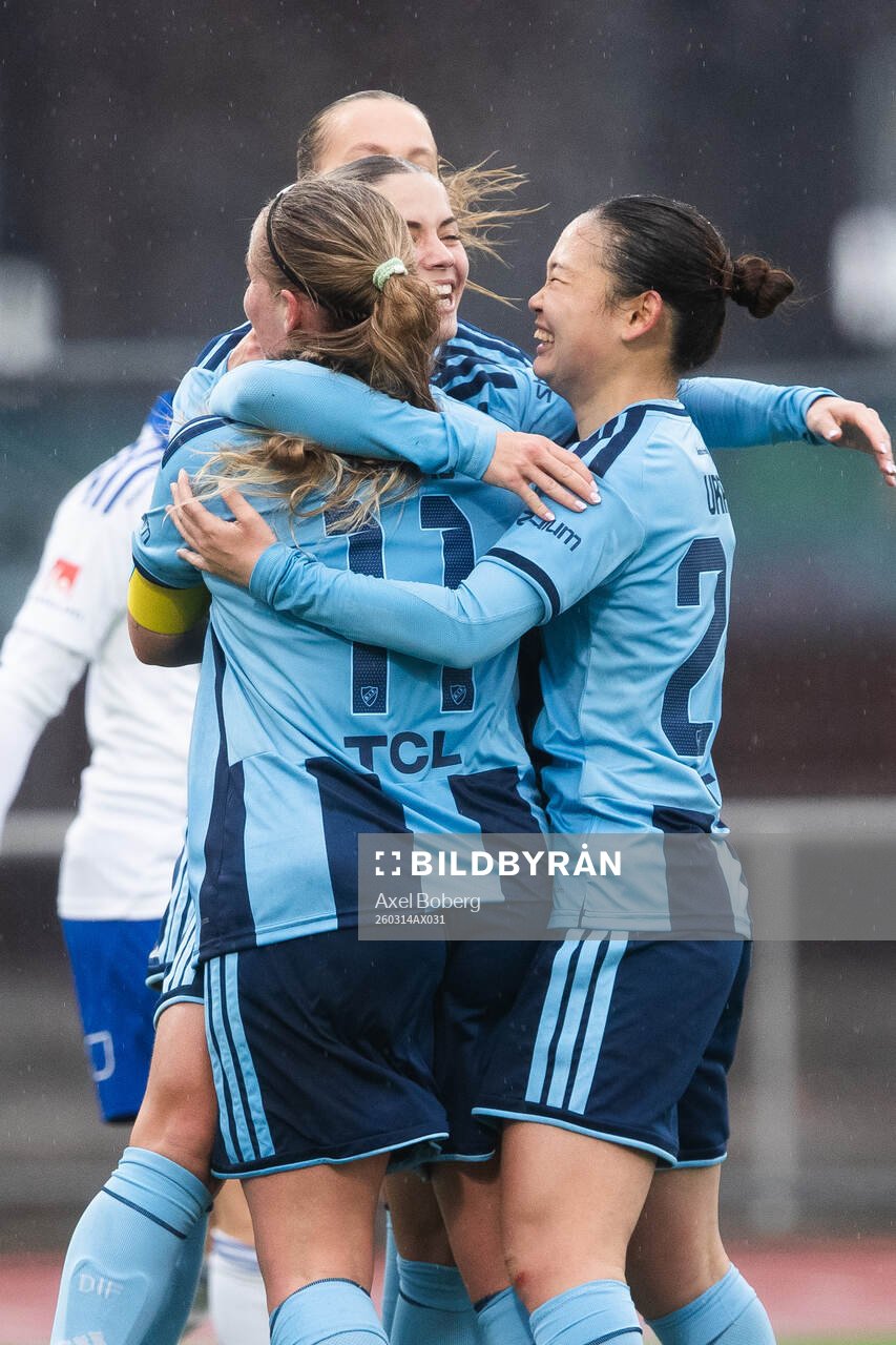 Djurgårdens Therese Åsland jublar med lagkamrater