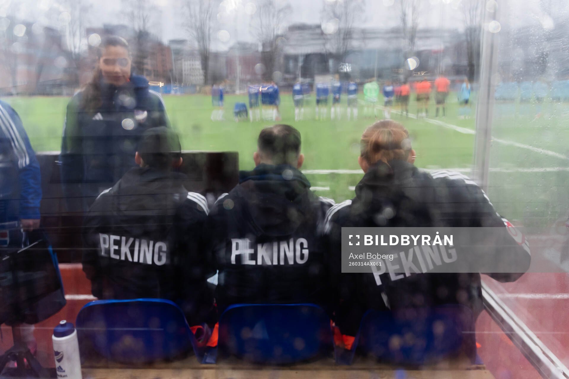 IFK Norrköpings spelarbås och jackor med texten Peking