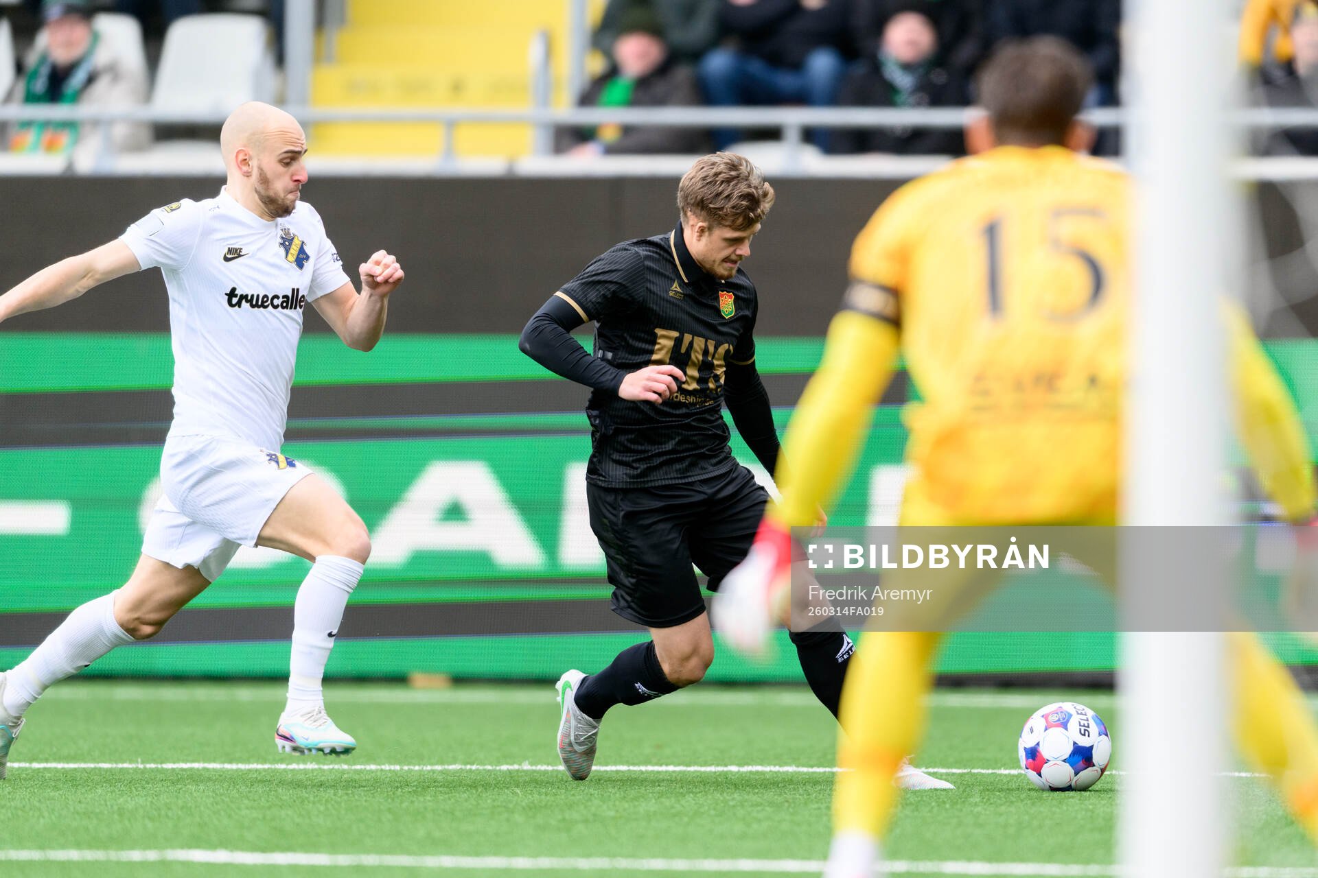 AIKs Amel Mujanic och GAIS Kevin Holmen