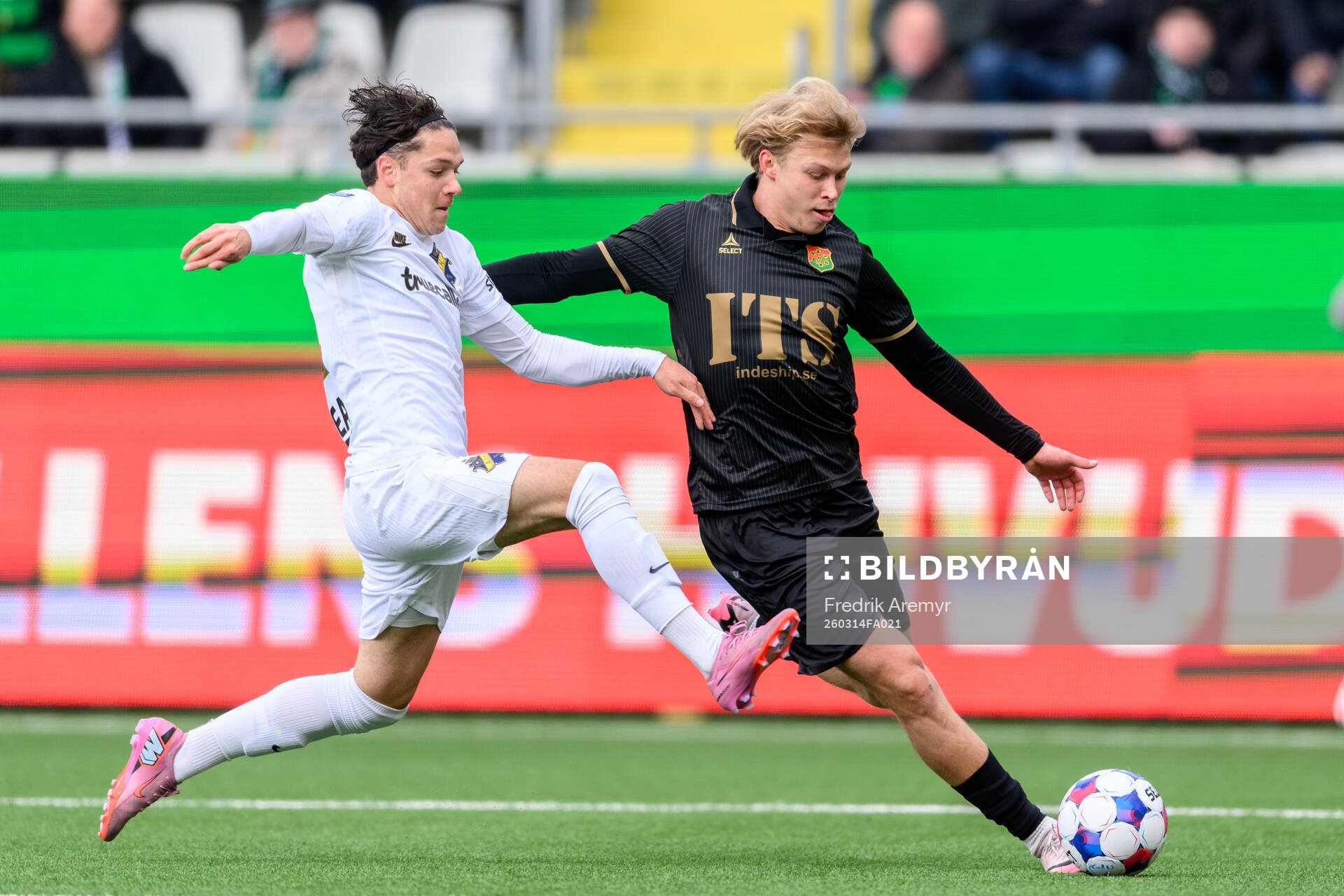 AIKs Charlie Pavey och GAIS Rasmus Niklasson Petrovic