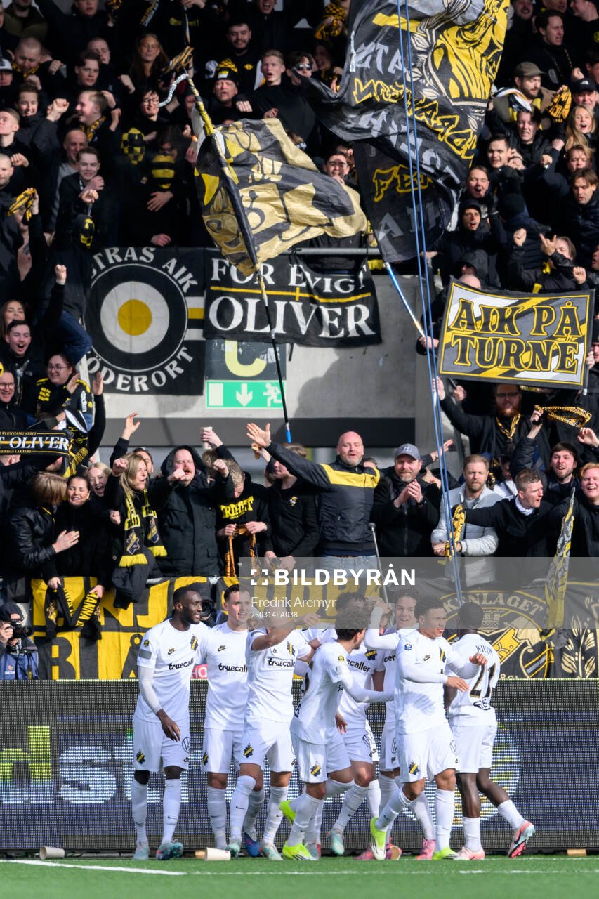 AIKs Johan Hove jublar