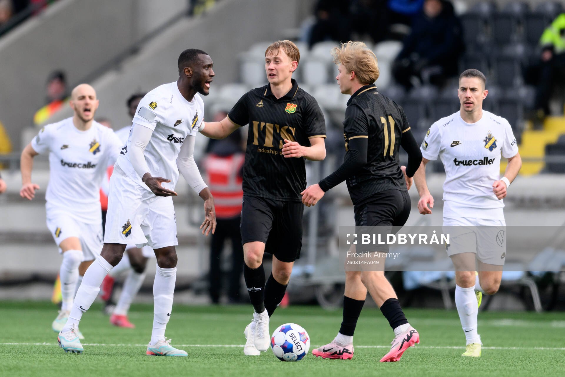 AIKs Ibrahim Cisse och GAIS Rasmus Niklasson Petrovic