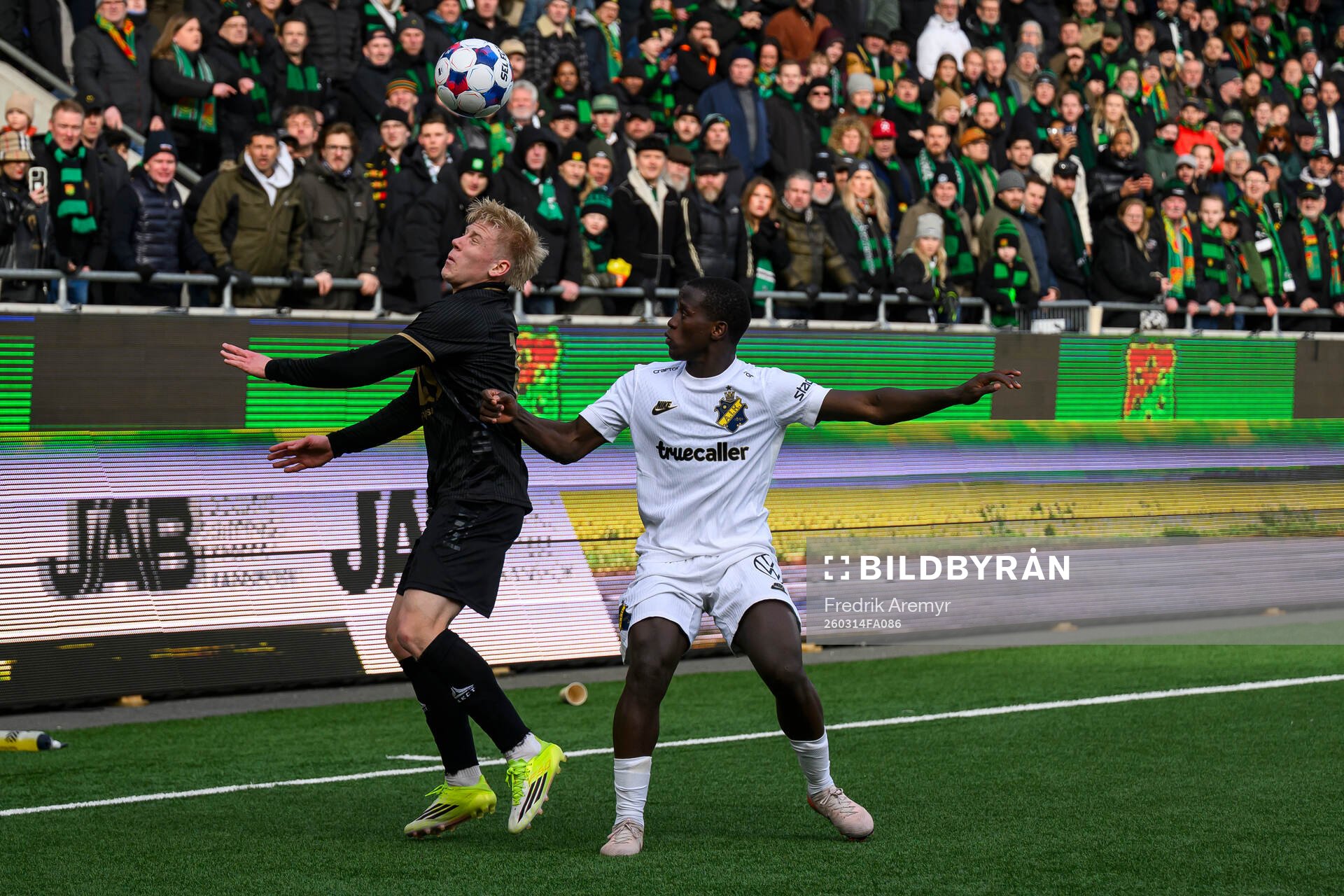 GAISs Robert Frosti Thorkelsson  och AIKs Stanley Wilson
