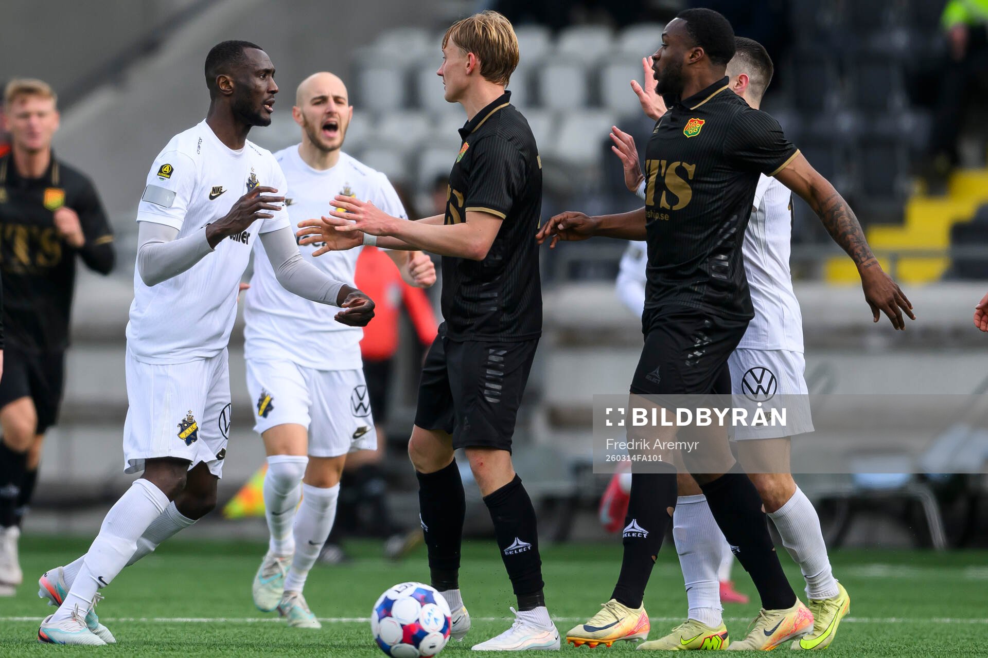 AIKs Ibrahim Cisse , GAISs Henry Sletsjøe och Shalom Ekong