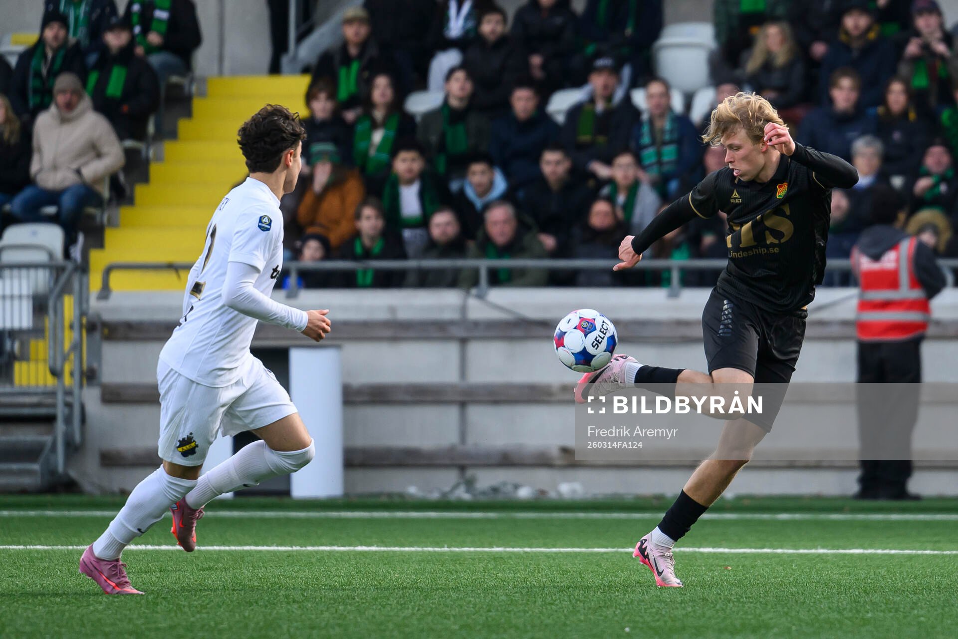 AIKs Charlie Pavey och GAISs Rasmus Niklasson Petrovic