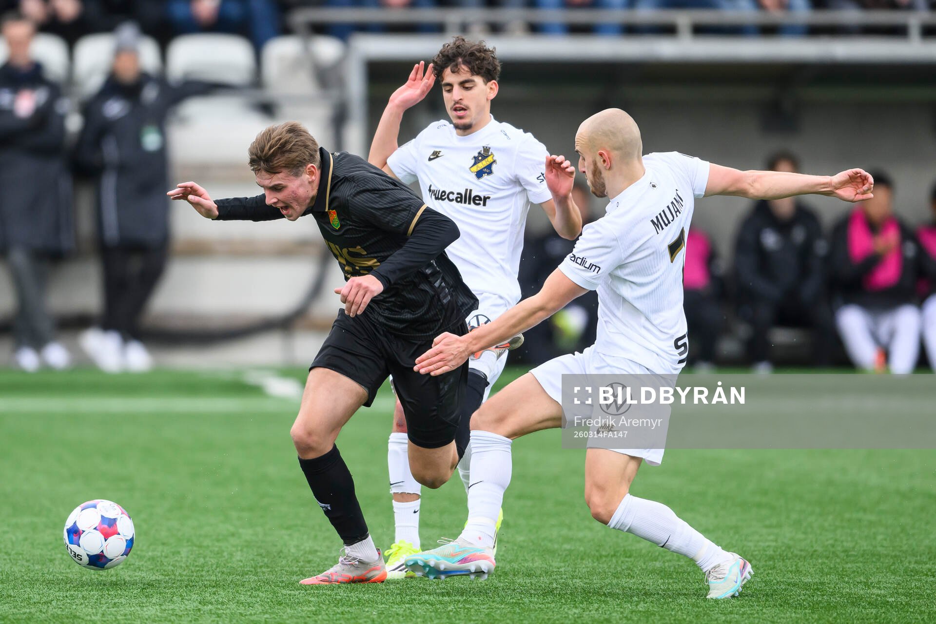 GAISs Max Andersson och AIKs Taha Ayari och Amel Mujanic