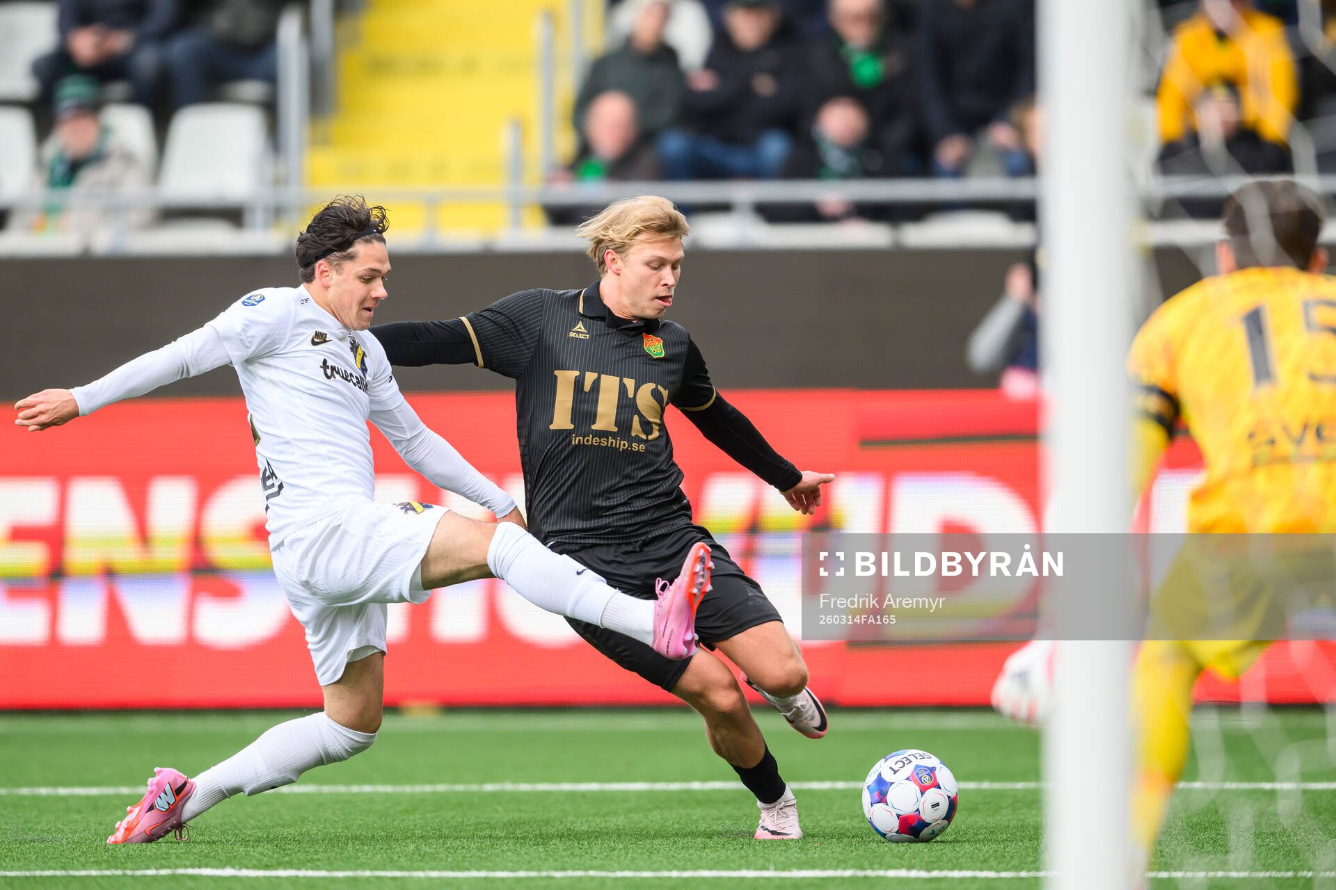 AIKs Charlie Pavey och GAISs Rasmus Niklasson Petrovic