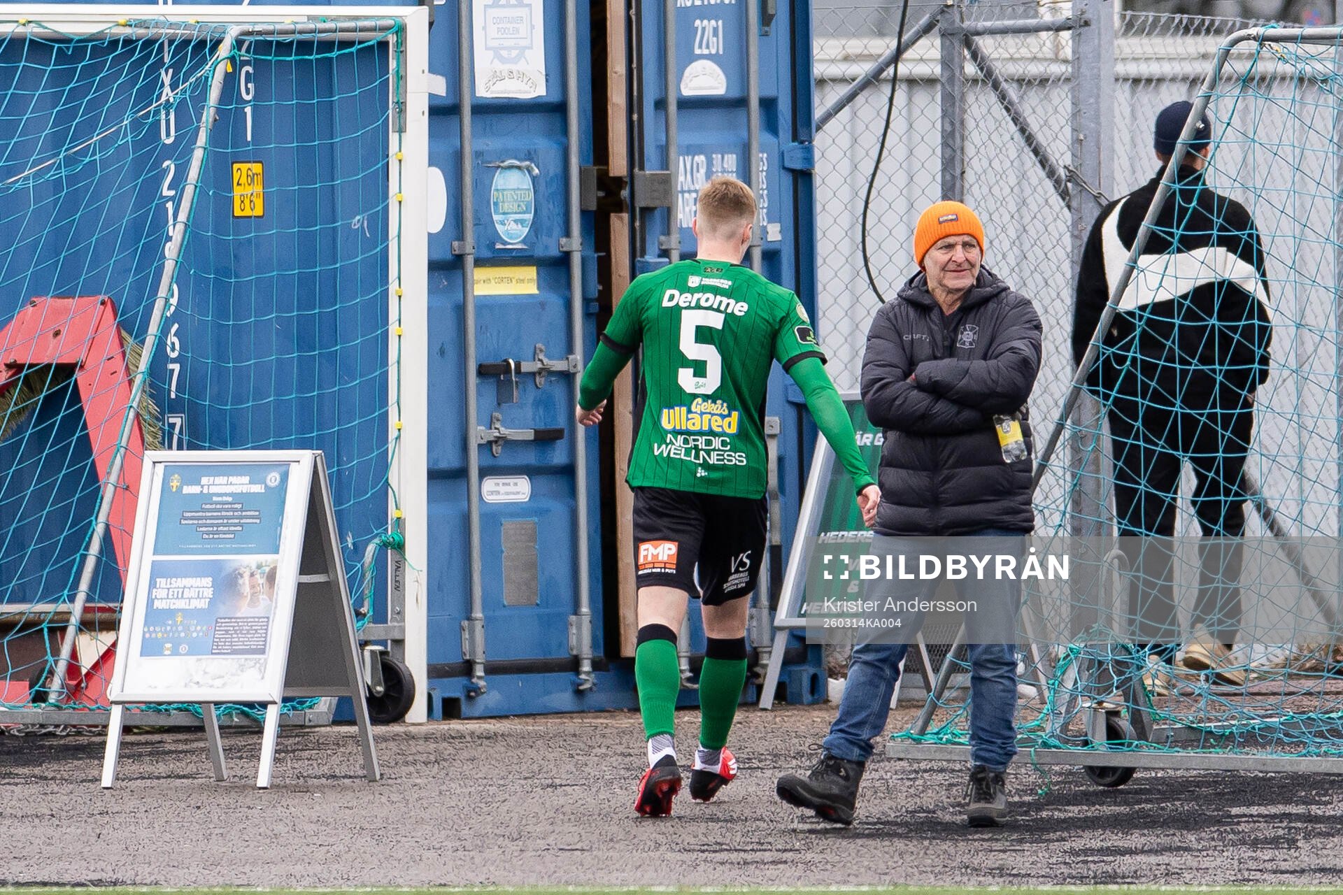 Varbergs Emil Hellman lämnar planen