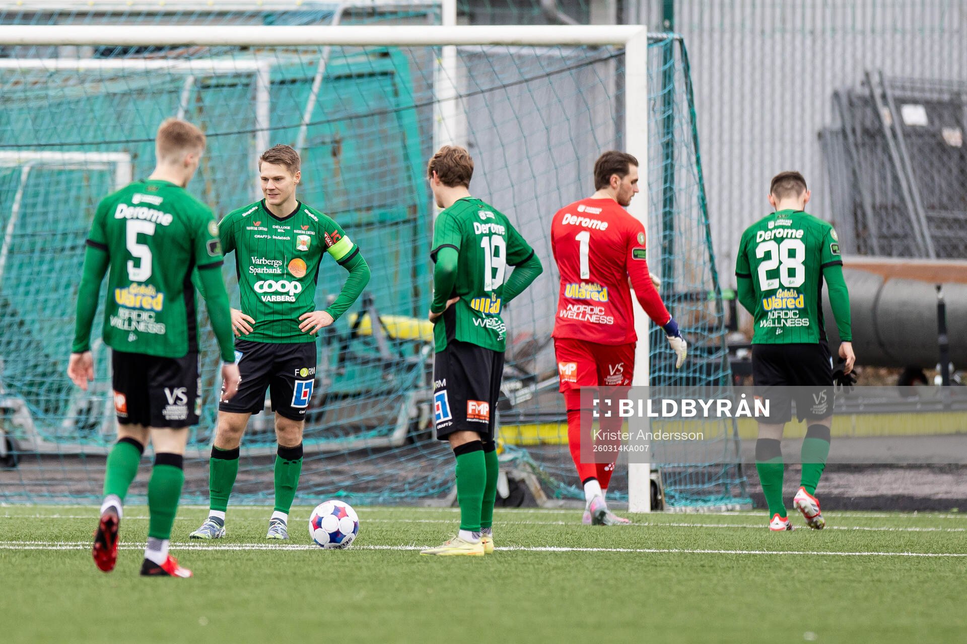 Varbergs Gustav Broman deppar medans Erion Sadiku lämnar
