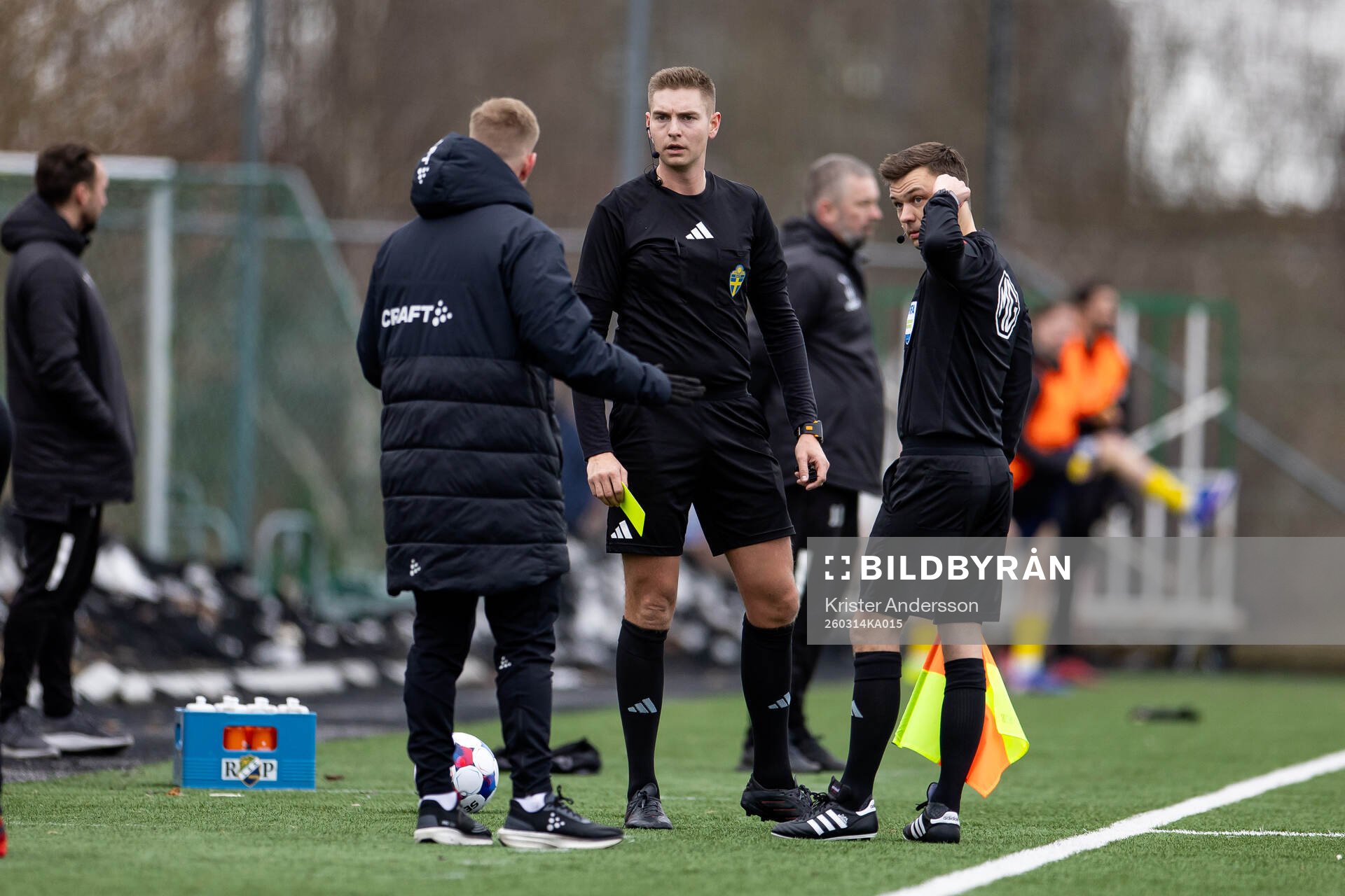 Domare Philip Lindh ger gult kort till Varbergs tränare