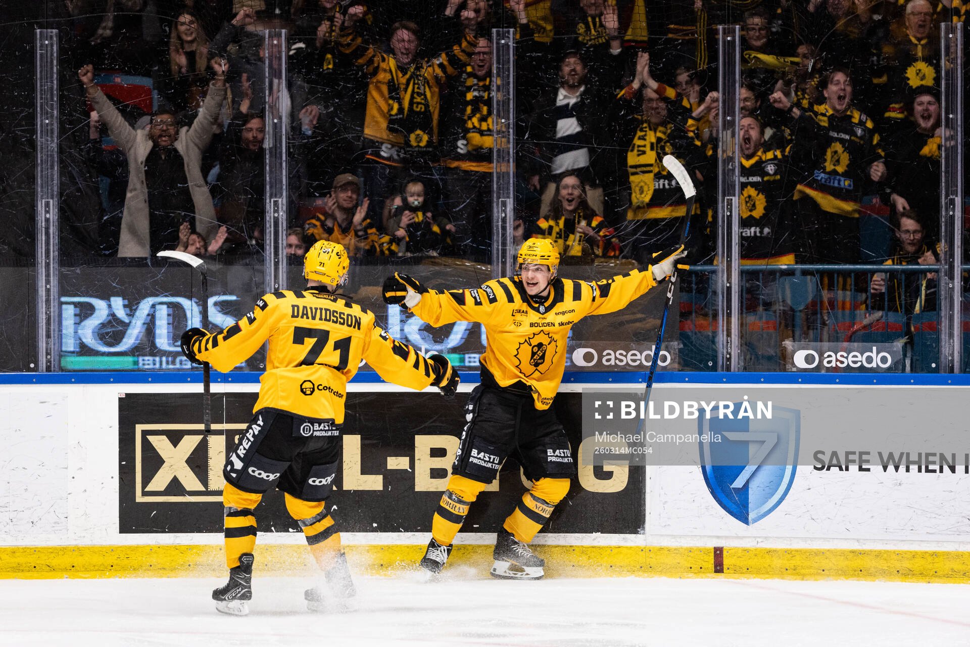Skellefteås Victor Stjernborg jublar med Jonathan Davidsson