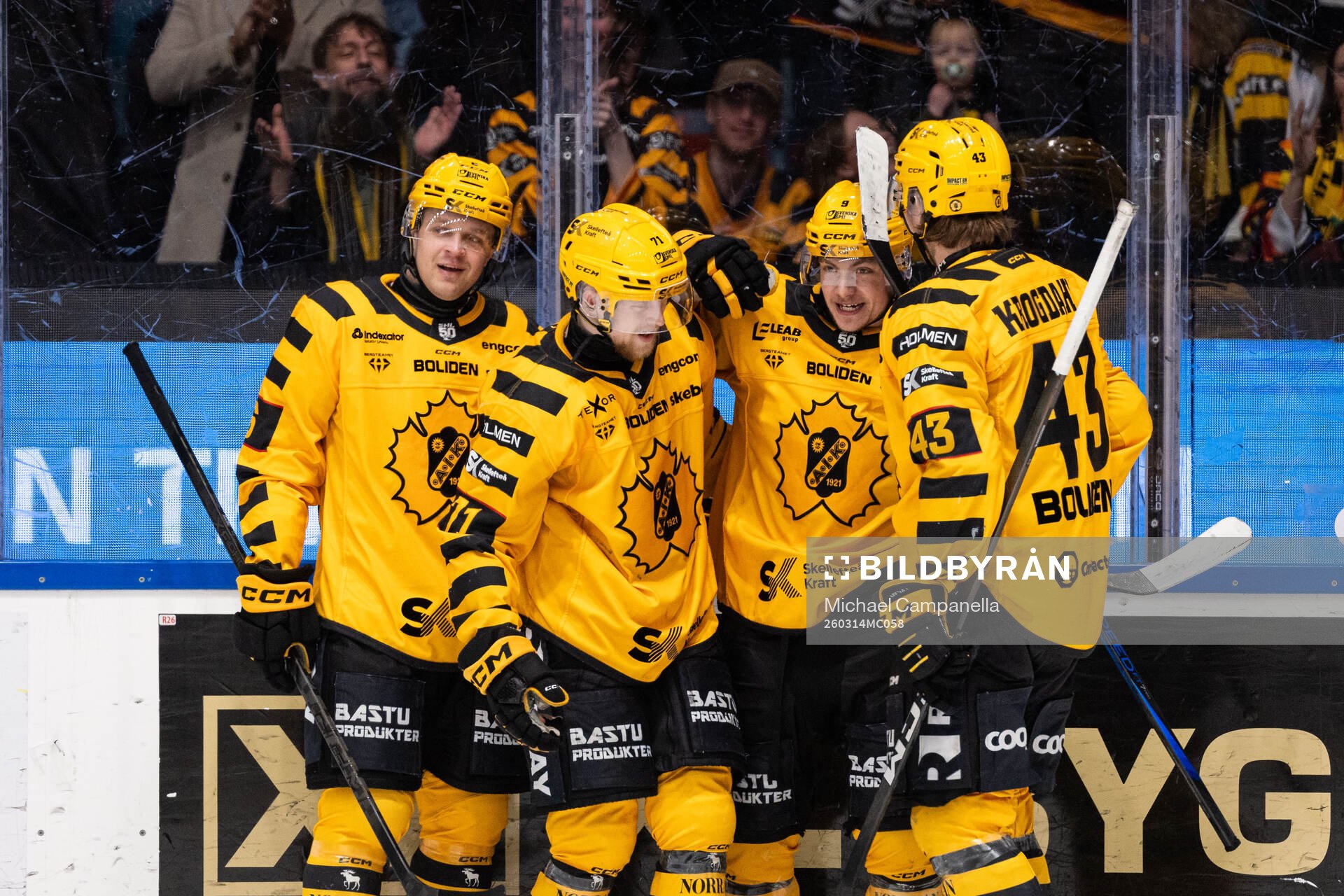 Skellefteås Victor Stjernborg jublar med lagkamraterna