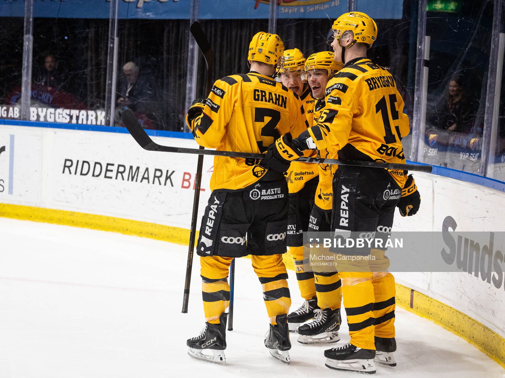 Skellefteås Andreas Johnson jublar med lagkamraterna
