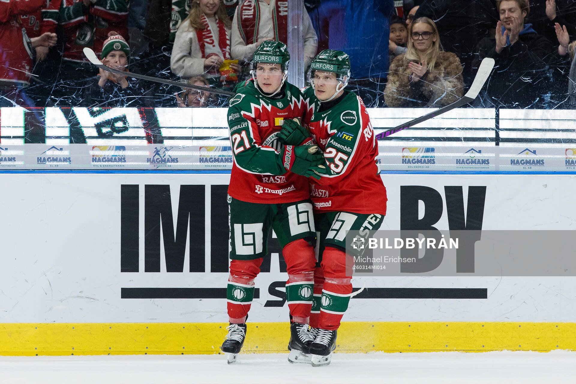 Frölundas Jere Innala och Arttu Ruotsalainen jublar
